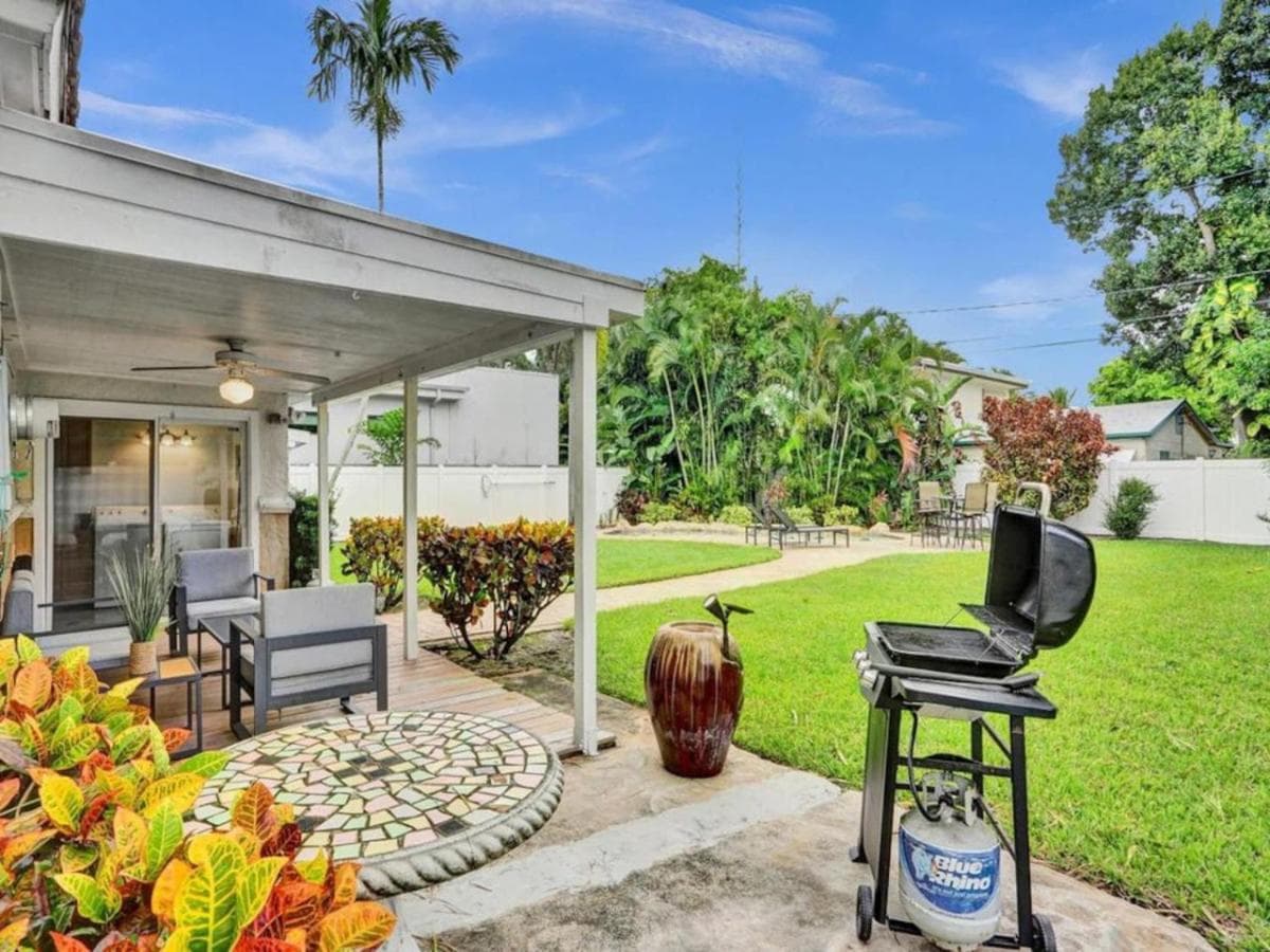 3 min. walk to Wilton Drive, pool and huge yard — 18