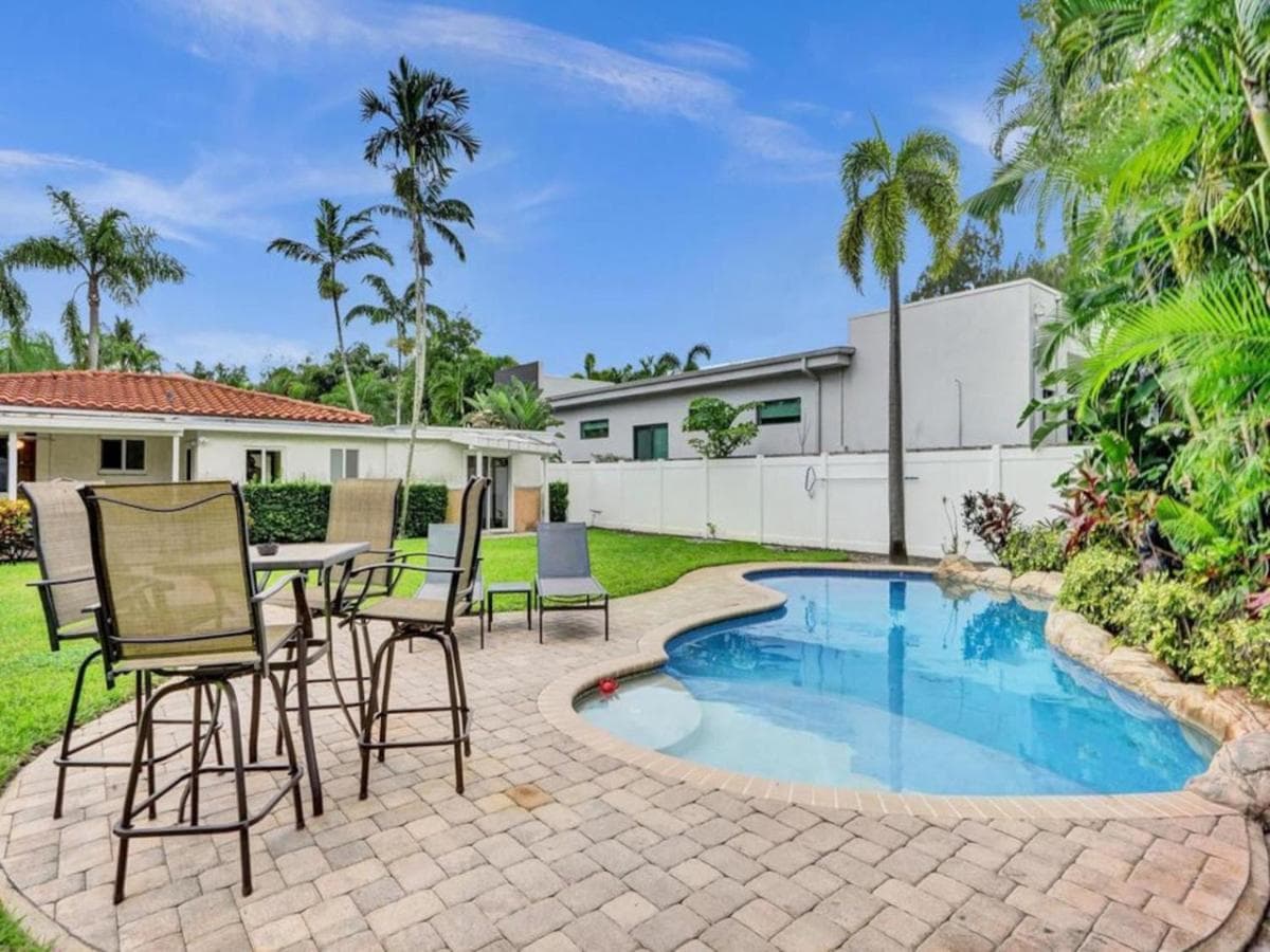 3 min. walk to Wilton Drive, pool and huge yard — 2