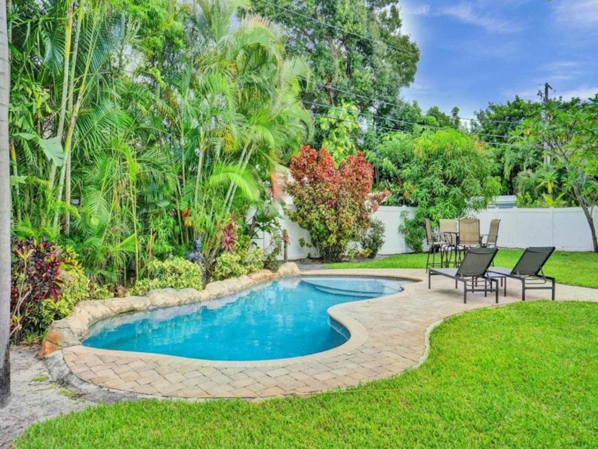 3 min. walk to Wilton Drive, pool and huge yard — 30