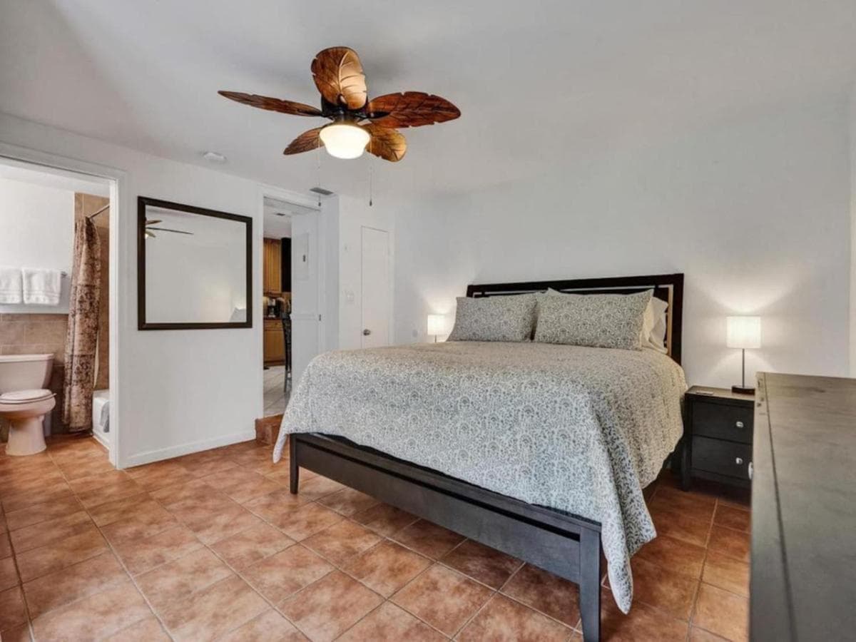 3 min. walk to Wilton Drive, pool and huge yard — 23