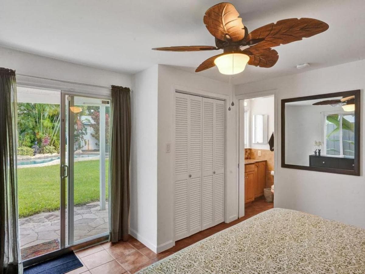3 min. walk to Wilton Drive, pool and huge yard — 25