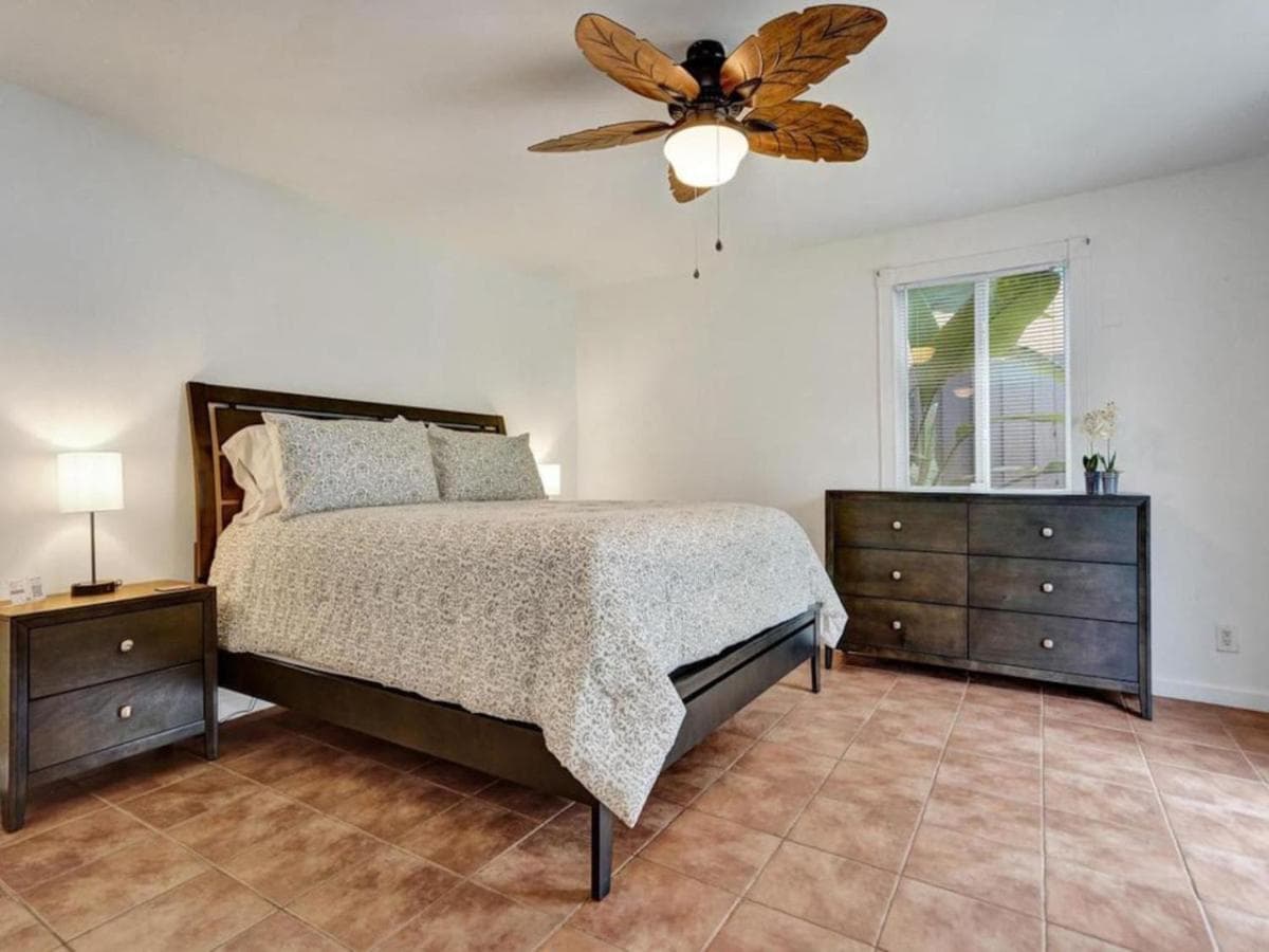3 min. walk to Wilton Drive, pool and huge yard — 19