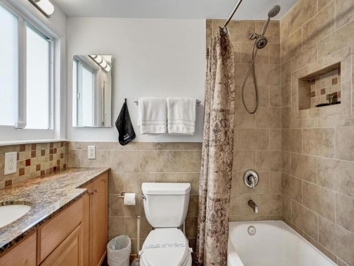 3 min. walk to Wilton Drive, pool and huge yard — 29