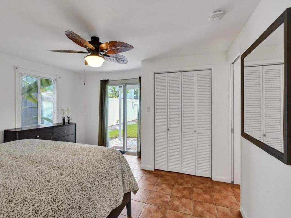 3 min. walk to Wilton Drive, pool and huge yard — 30