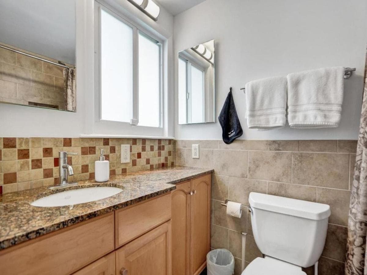 3 min. walk to Wilton Drive, pool and huge yard — 5