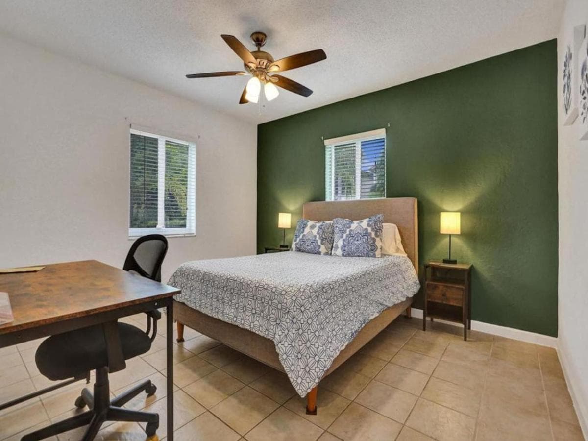3 min. walk to Wilton Drive, pool and huge yard — 14