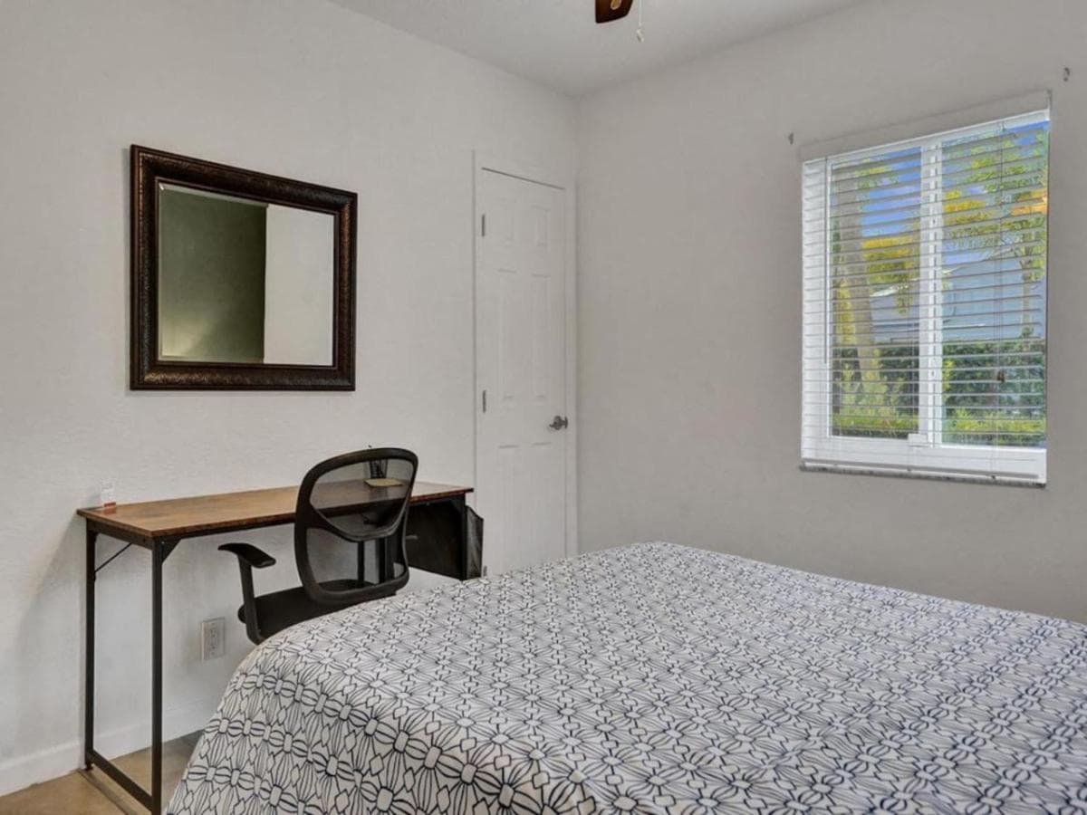 3 min. walk to Wilton Drive, pool and huge yard — 20