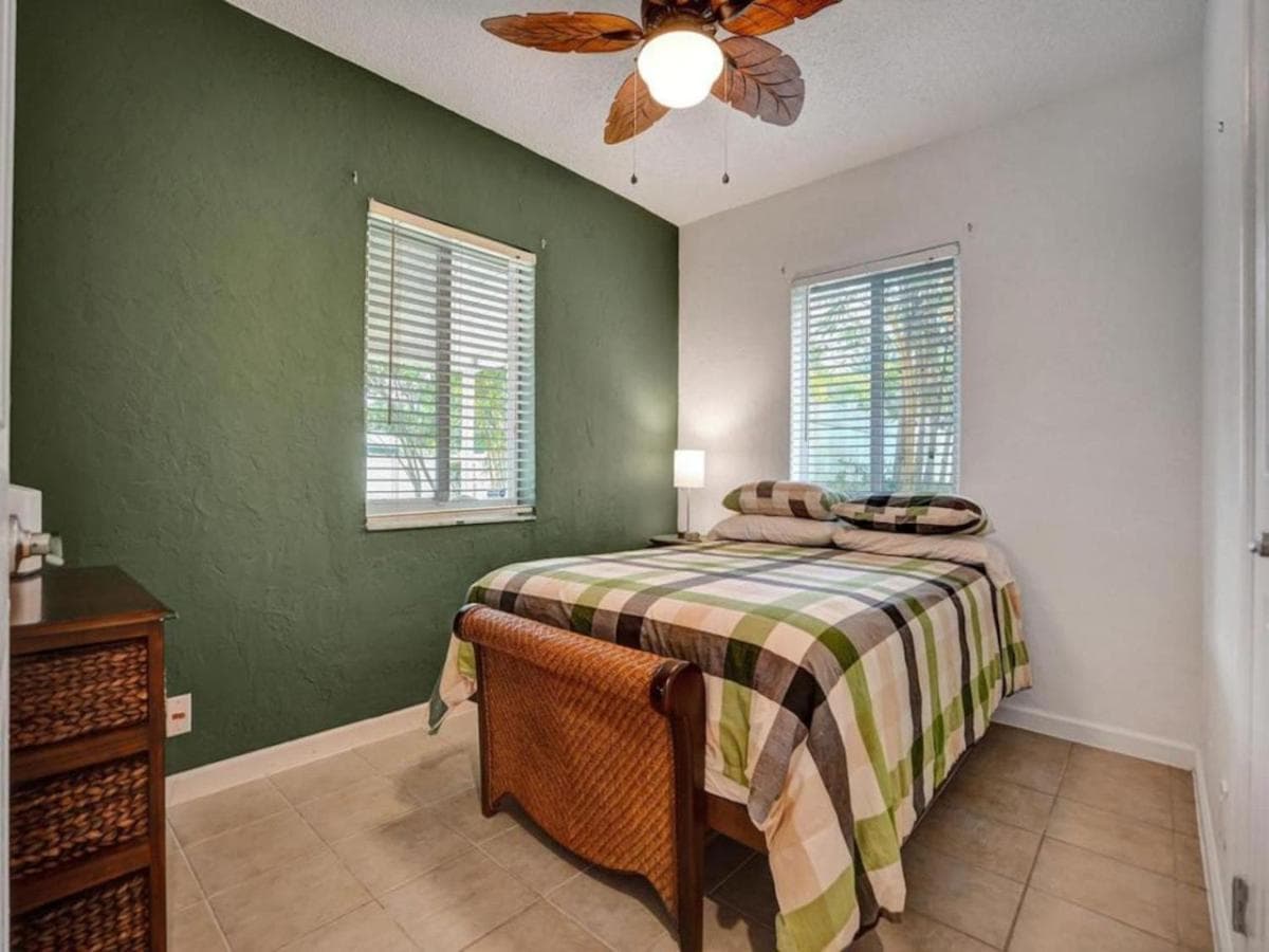3 min. walk to Wilton Drive, pool and huge yard — 29