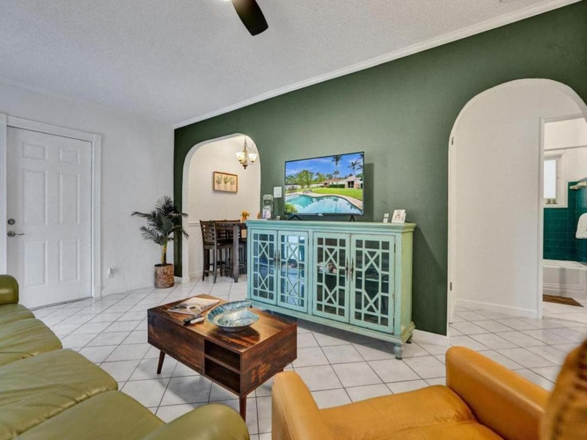 3 min. walk to Wilton Drive, pool and huge yard — 28