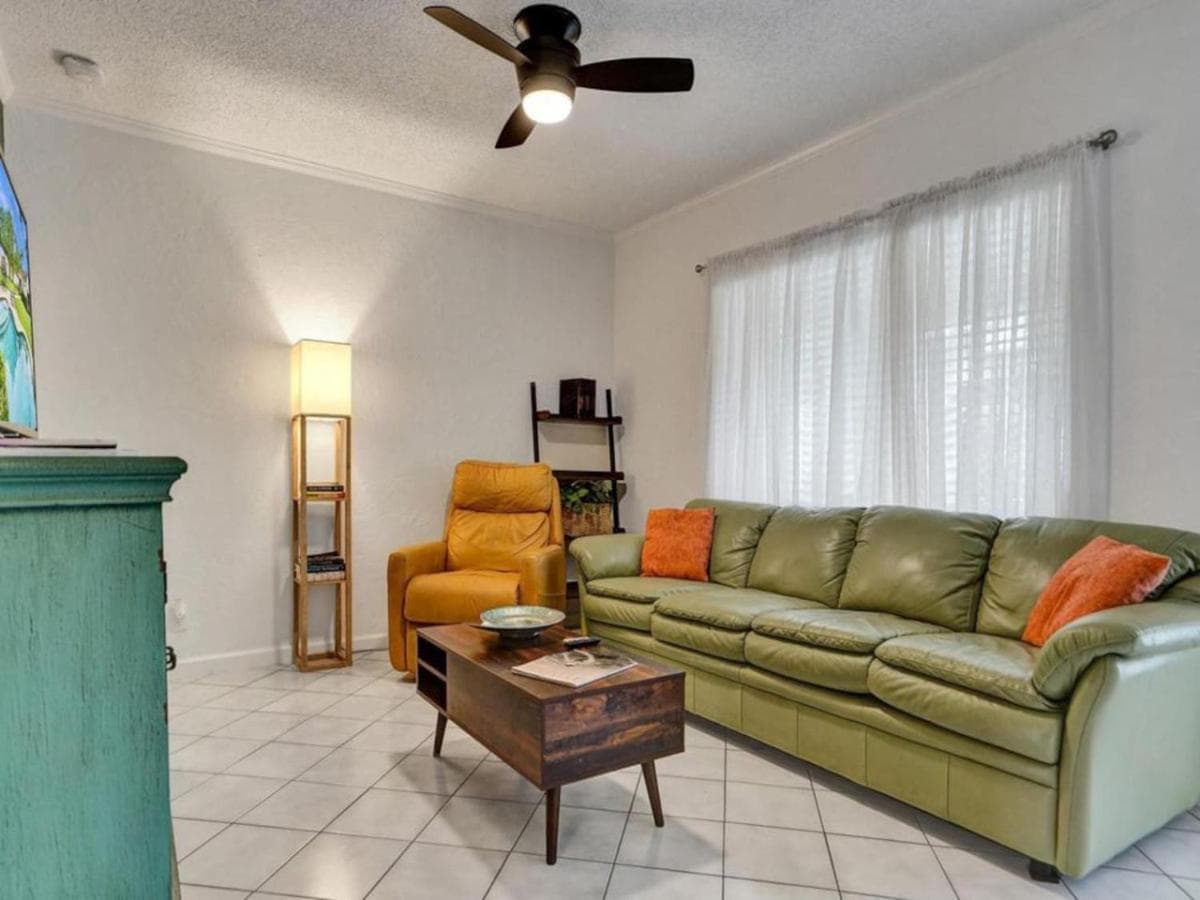 3 min. walk to Wilton Drive, pool and huge yard — 16
