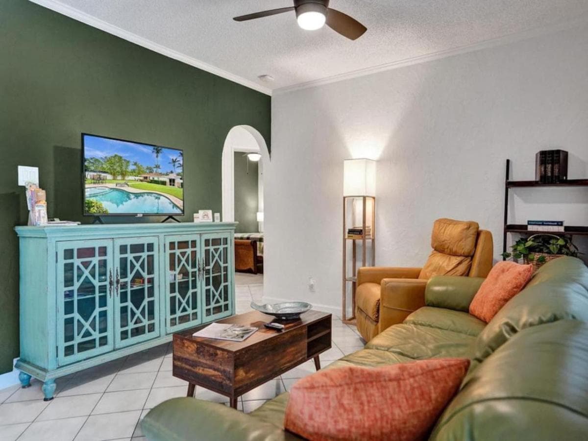 3 min. walk to Wilton Drive, pool and huge yard — 2