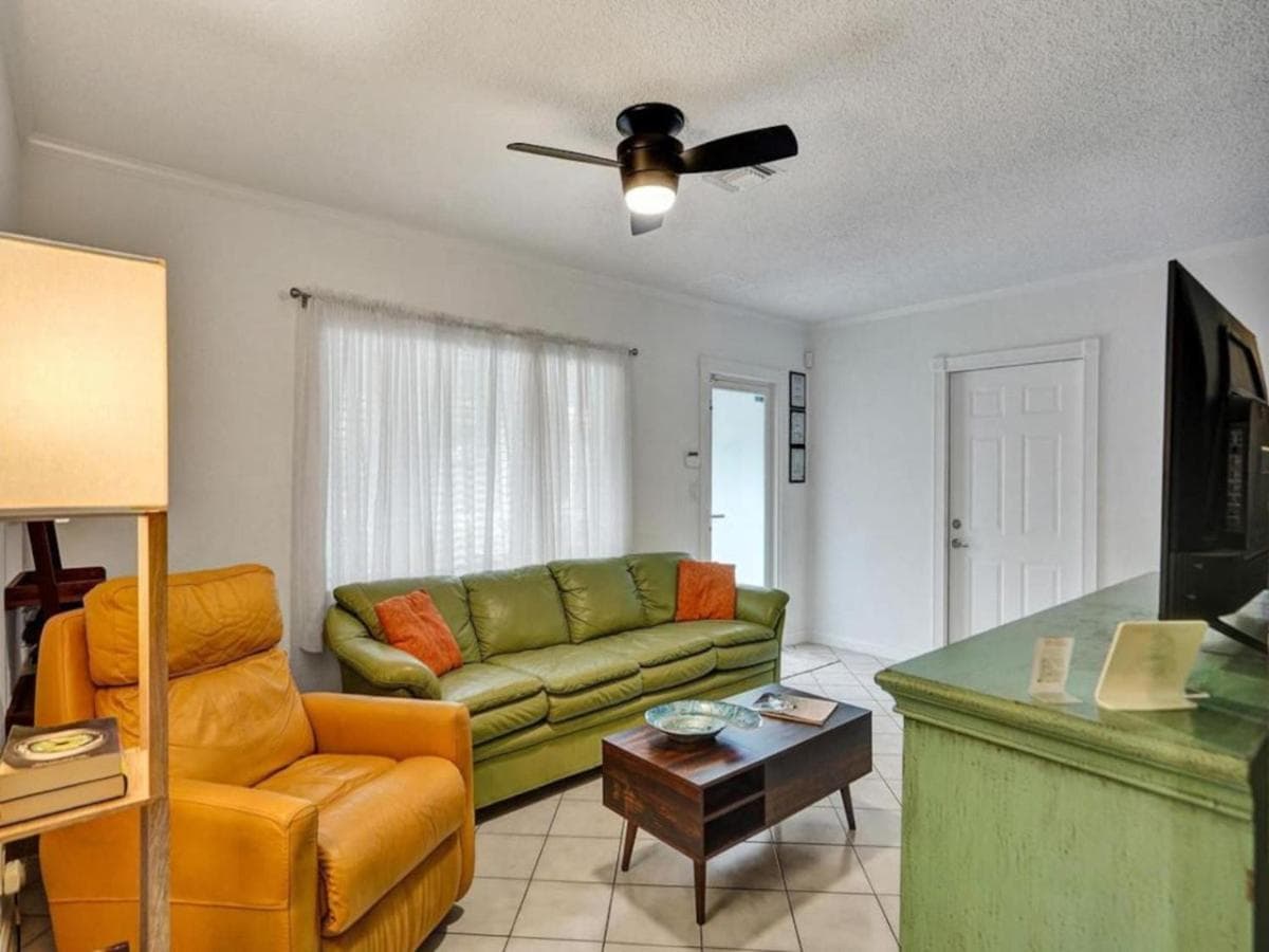 3 min. walk to Wilton Drive, pool and huge yard — 27