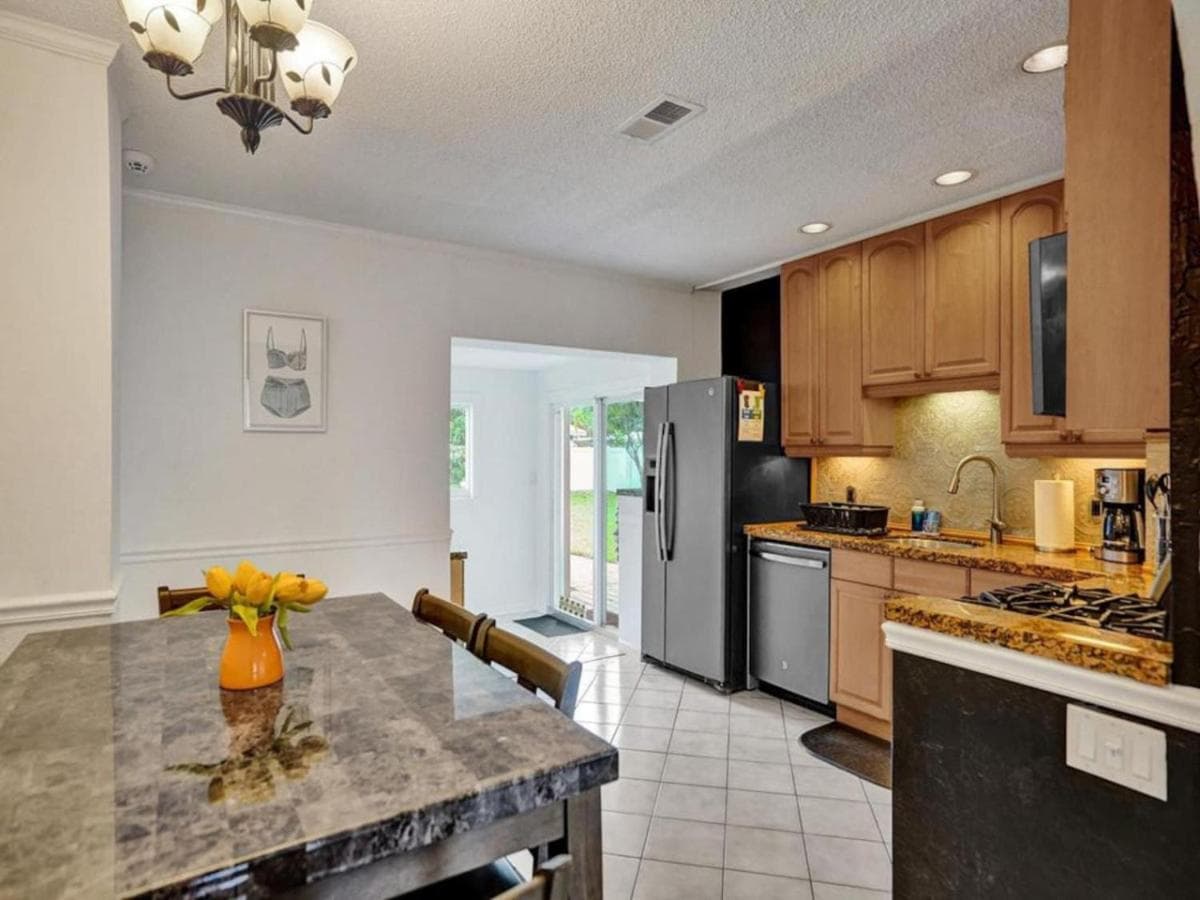 3 min. walk to Wilton Drive, pool and huge yard — 18
