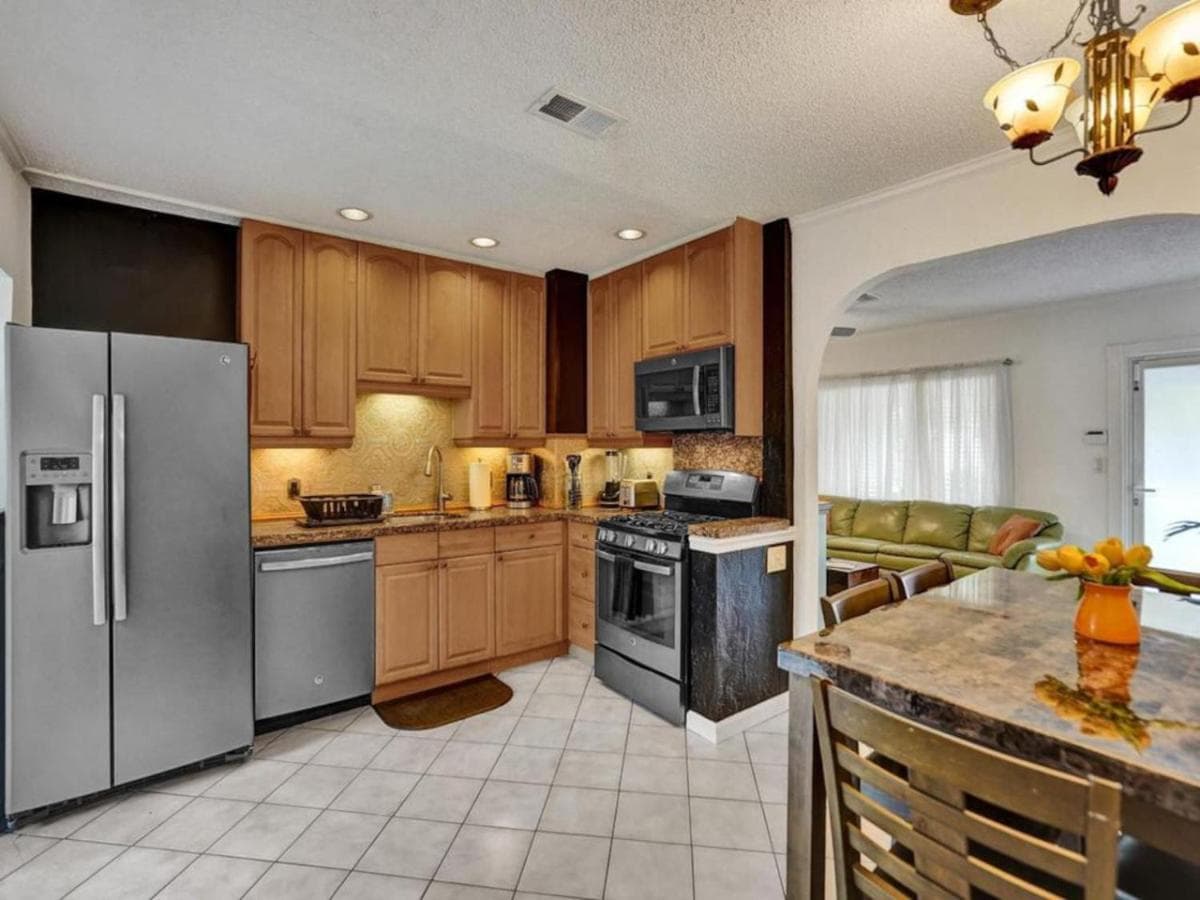 3 min. walk to Wilton Drive, pool and huge yard — 17