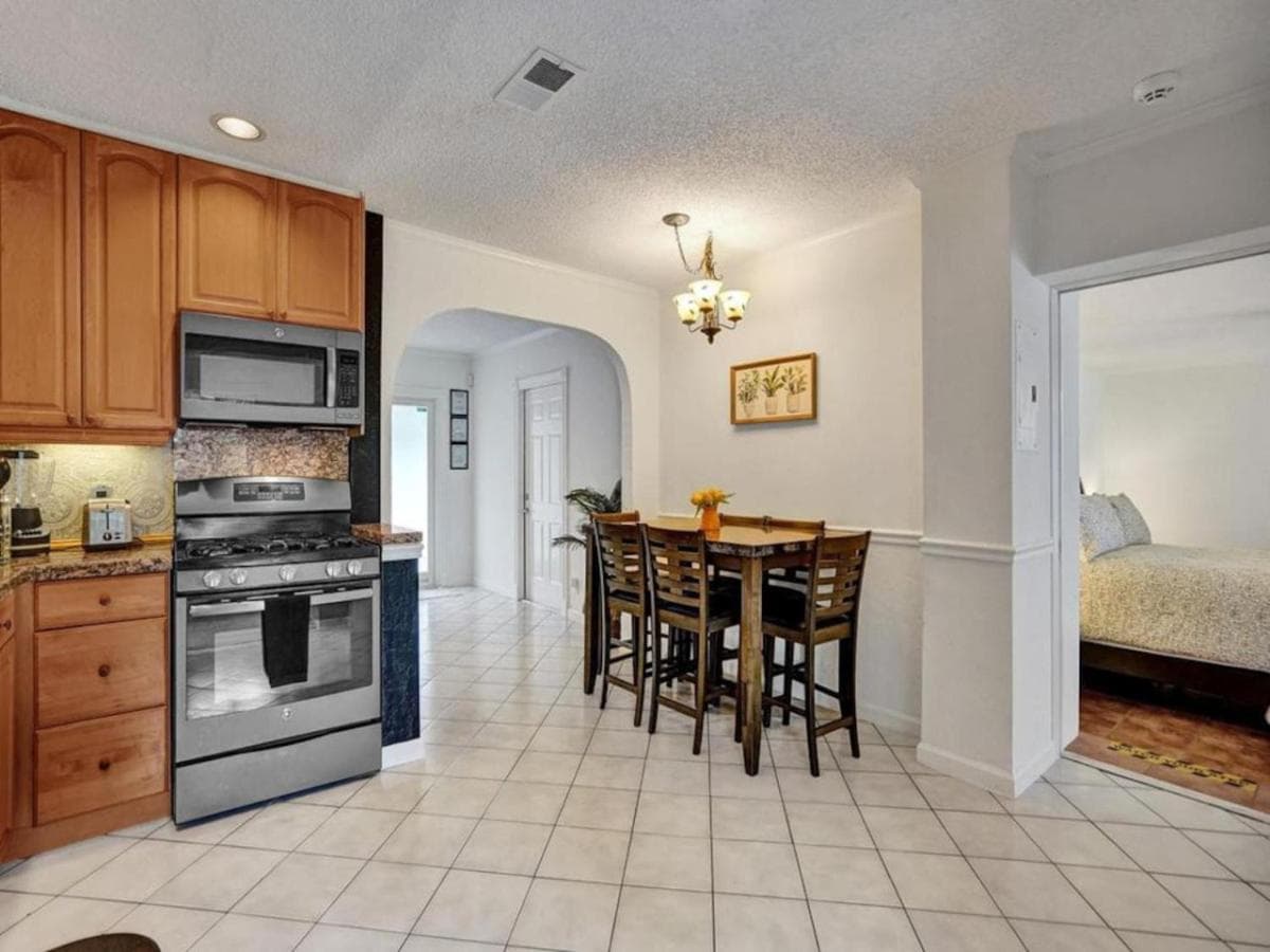 3 min. walk to Wilton Drive, pool and huge yard — 24