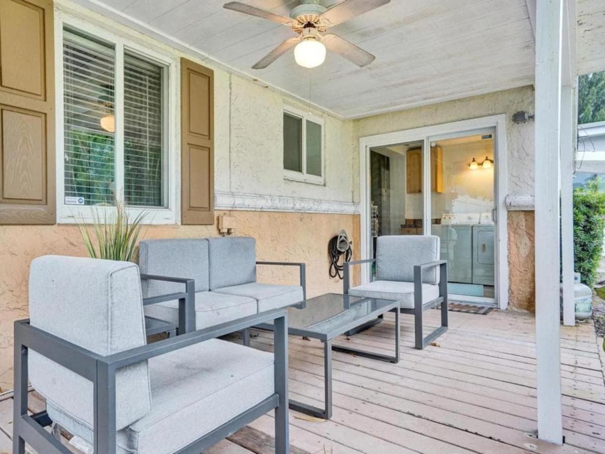 3 min. walk to Wilton Drive, pool and huge yard — 13