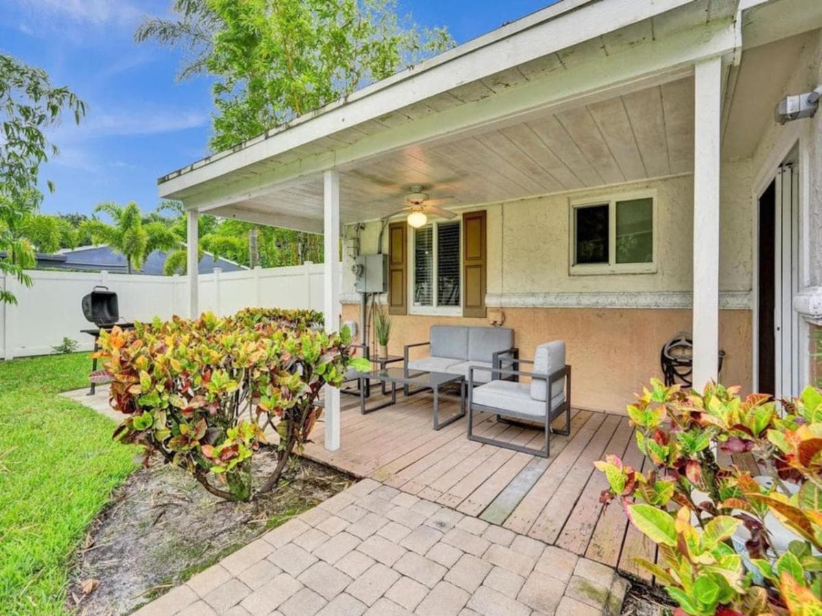 3 min. walk to Wilton Drive, pool and huge yard — 5