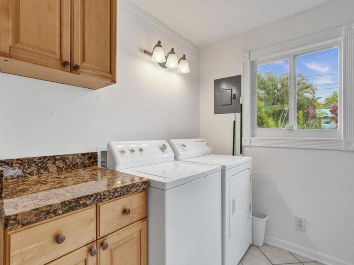 3 min. walk to Wilton Drive, pool and huge yard — 16