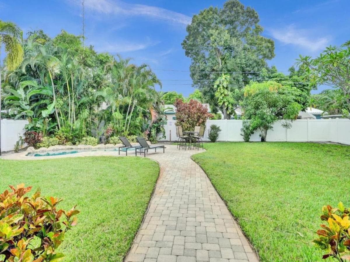 3 min. walk to Wilton Drive, pool and huge yard — 4