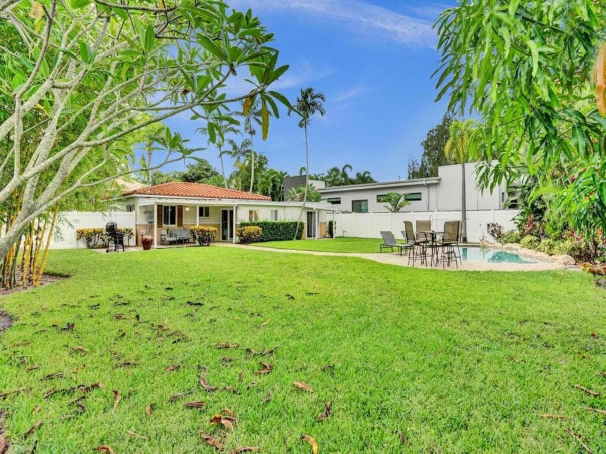 3 min. walk to Wilton Drive, pool and huge yard — 26