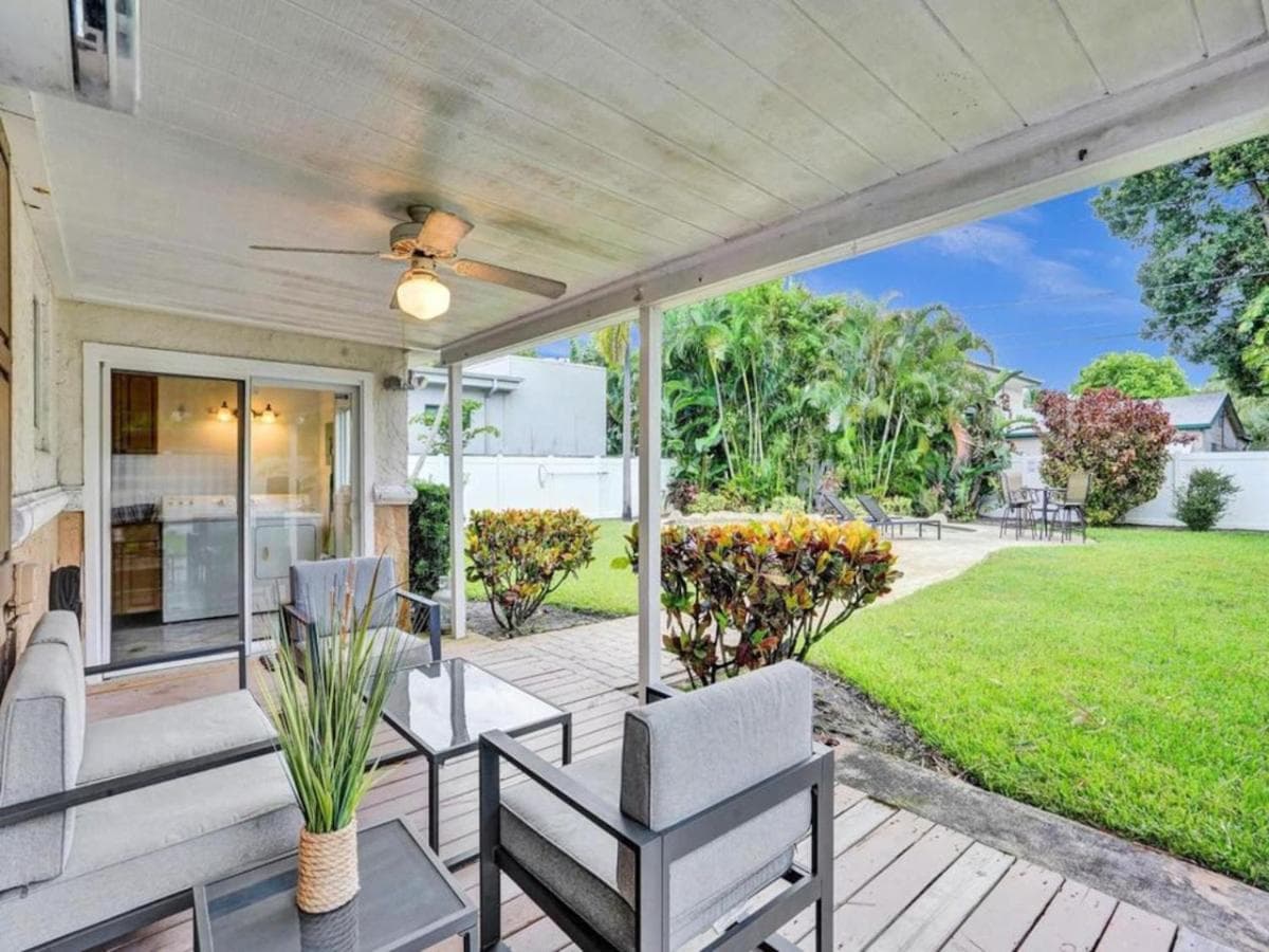 3 min. walk to Wilton Drive, pool and huge yard — 21