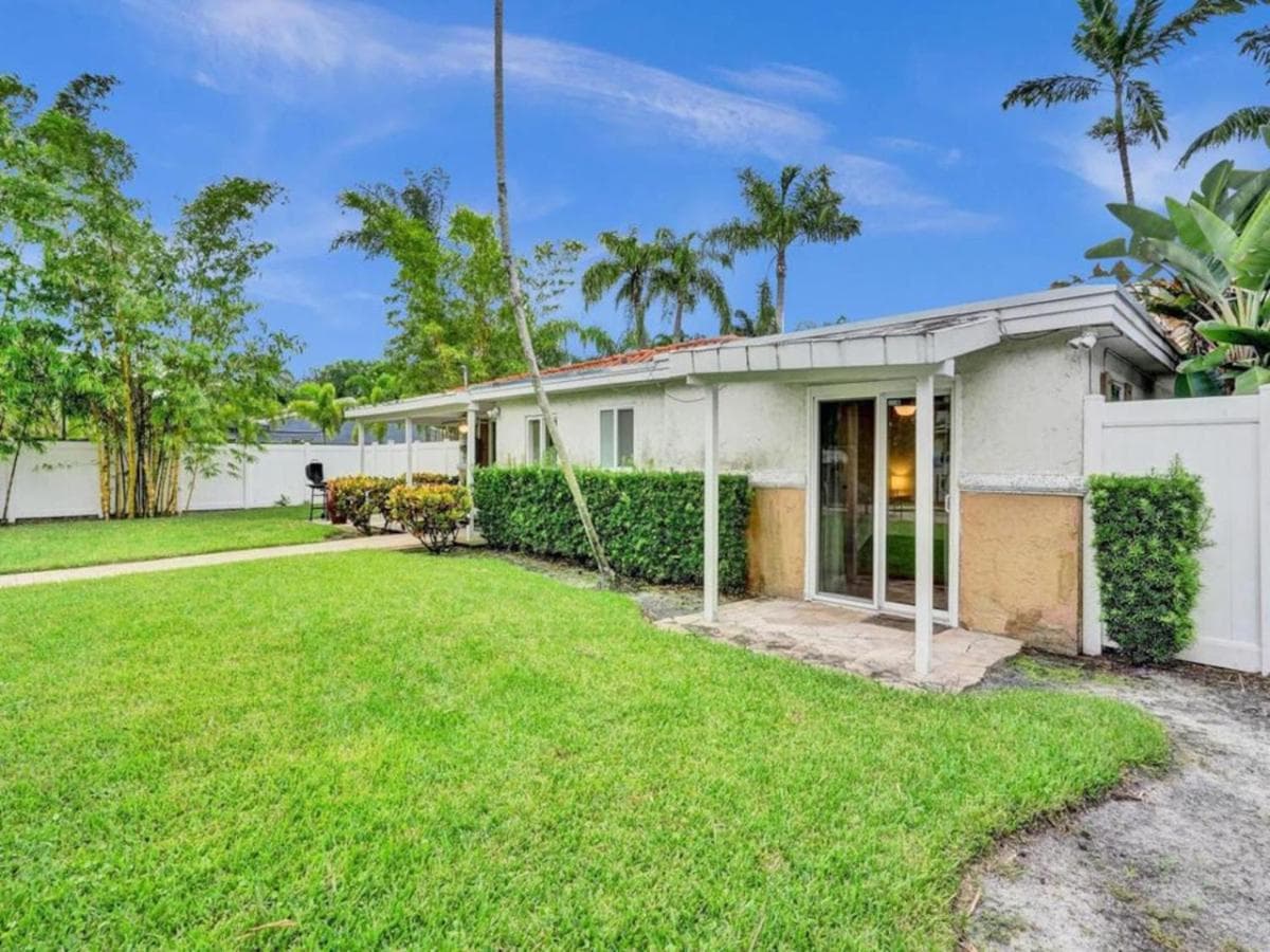 3 min. walk to Wilton Drive, pool and huge yard — 1