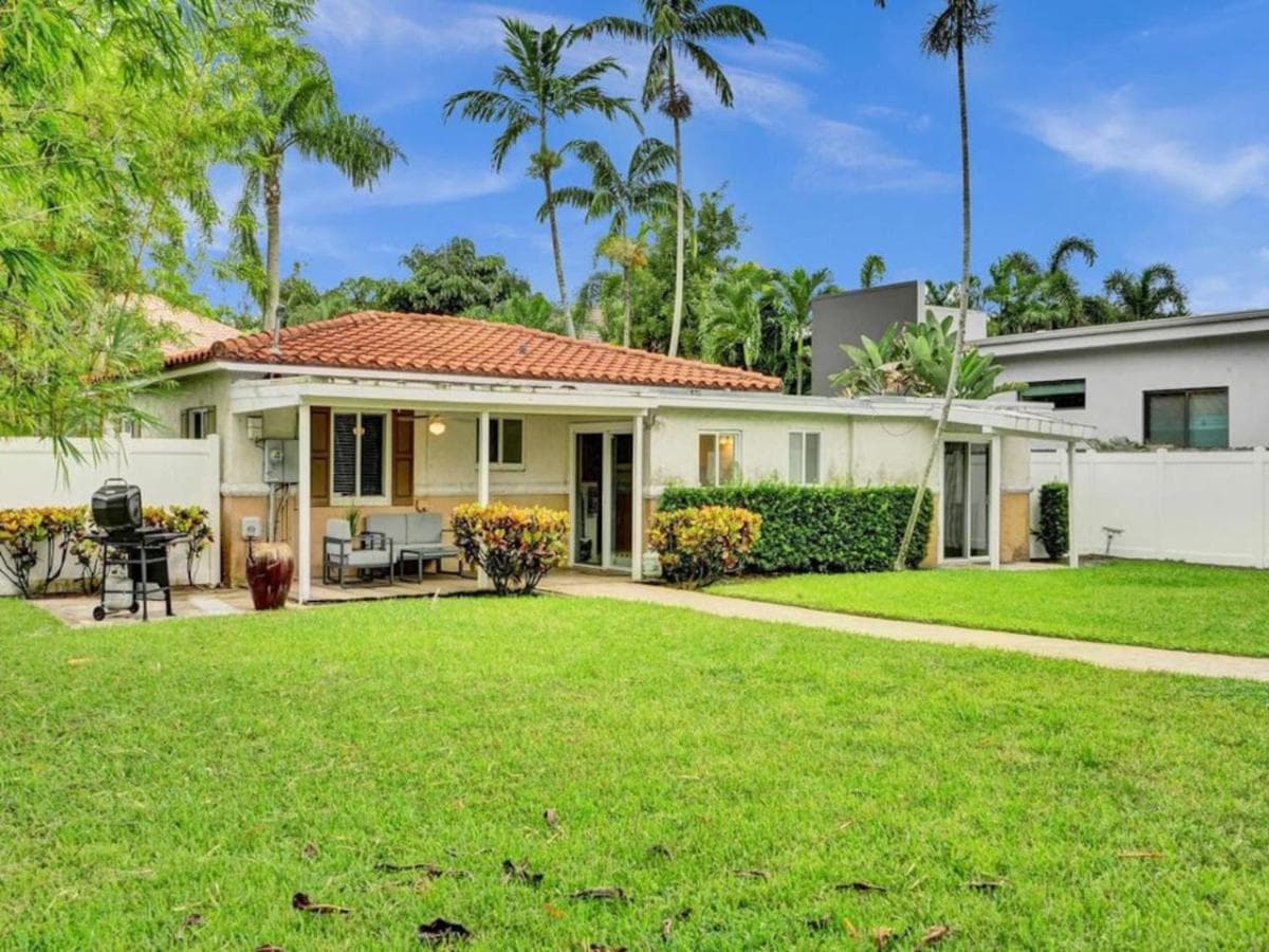 3 min. walk to Wilton Drive, pool and huge yard — 6
