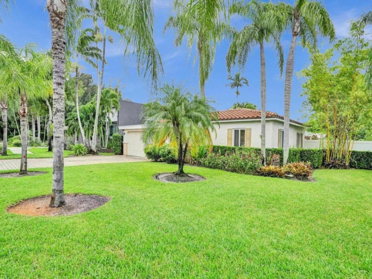 3 min. walk to Wilton Drive, pool and huge yard — 7