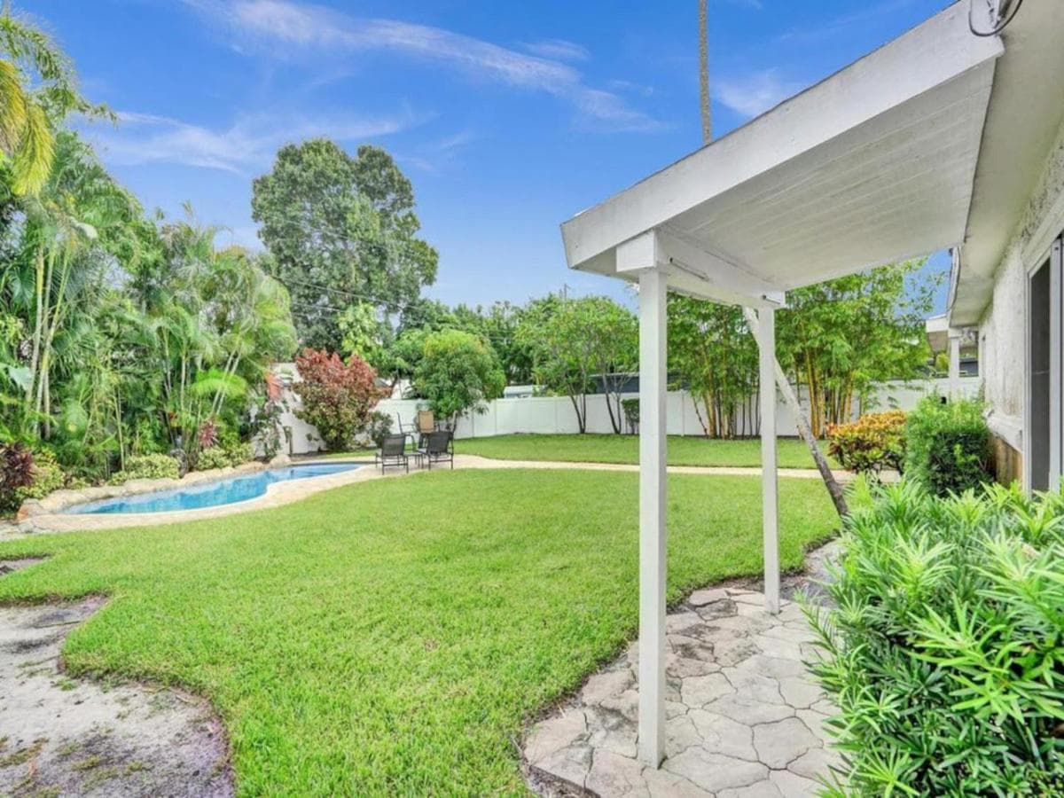 3 min. walk to Wilton Drive, pool and huge yard — 8