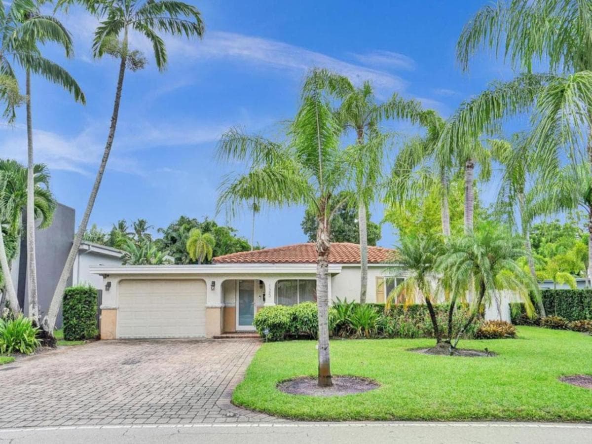 3 min. walk to Wilton Drive, pool and huge yard — 9