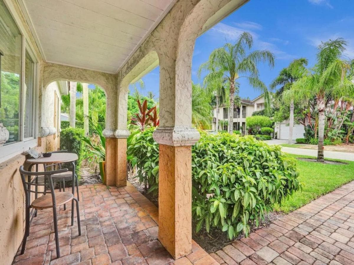 3 min. walk to Wilton Drive, pool and huge yard — 10