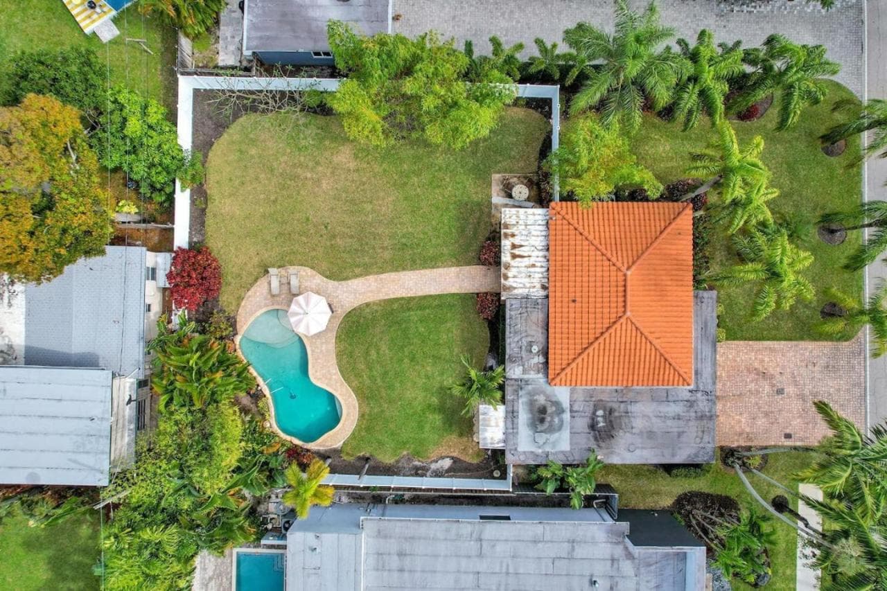 3 min. walk to Wilton Drive, pool and huge yard — 11