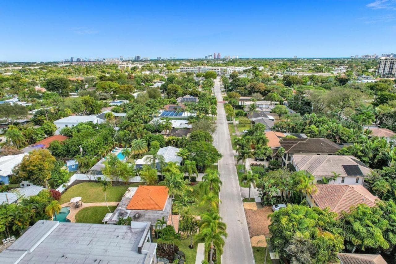 3 min. walk to Wilton Drive, pool and huge yard — 12