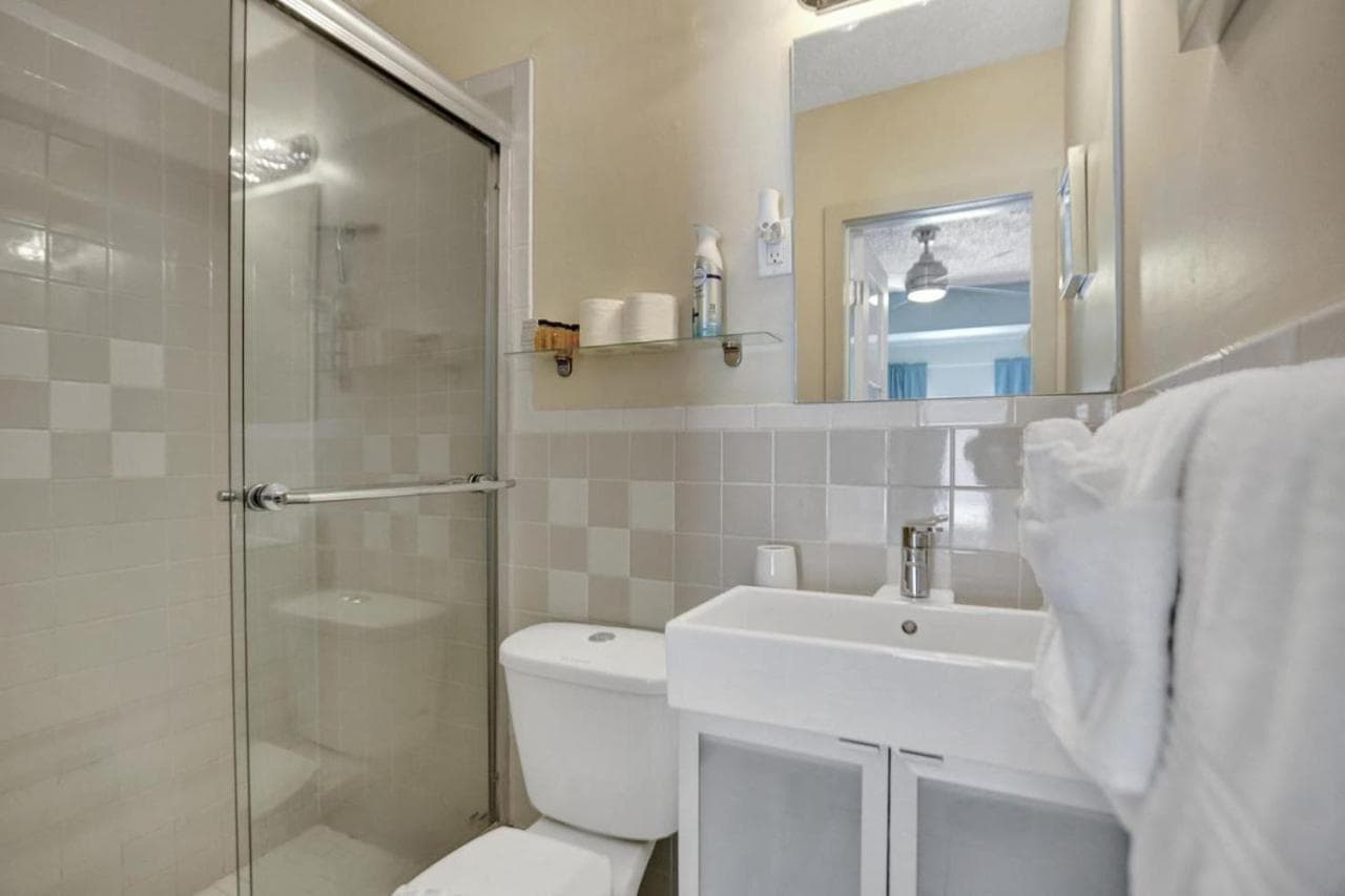Private studio, 5 min. walk to Wilton Drive — 6