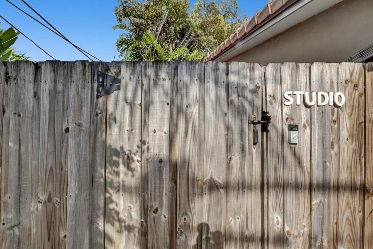 Private studio, 5 min. walk to Wilton Drive — 13