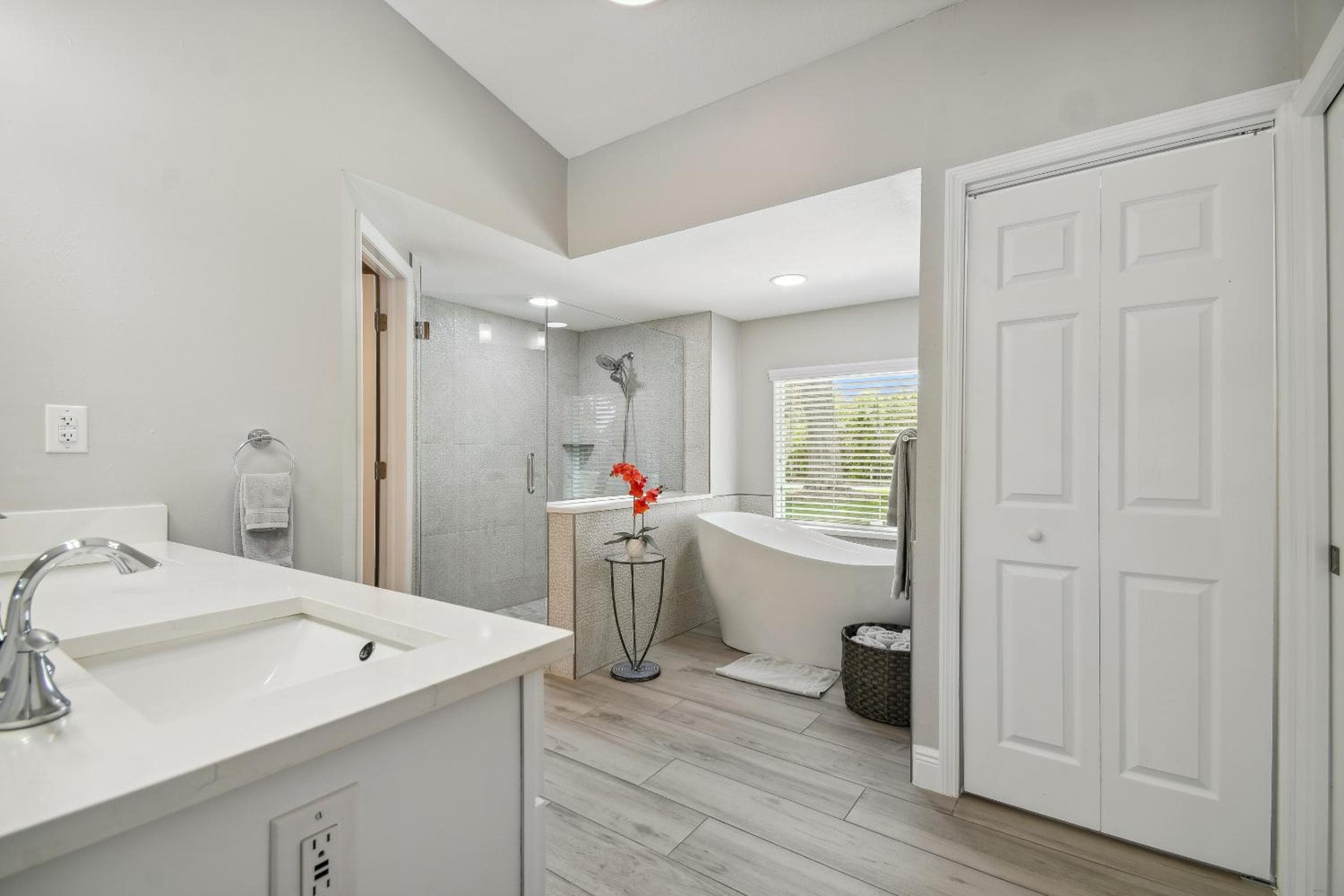 Lake House Westchase area. Heated Pool Waterfront! — 17