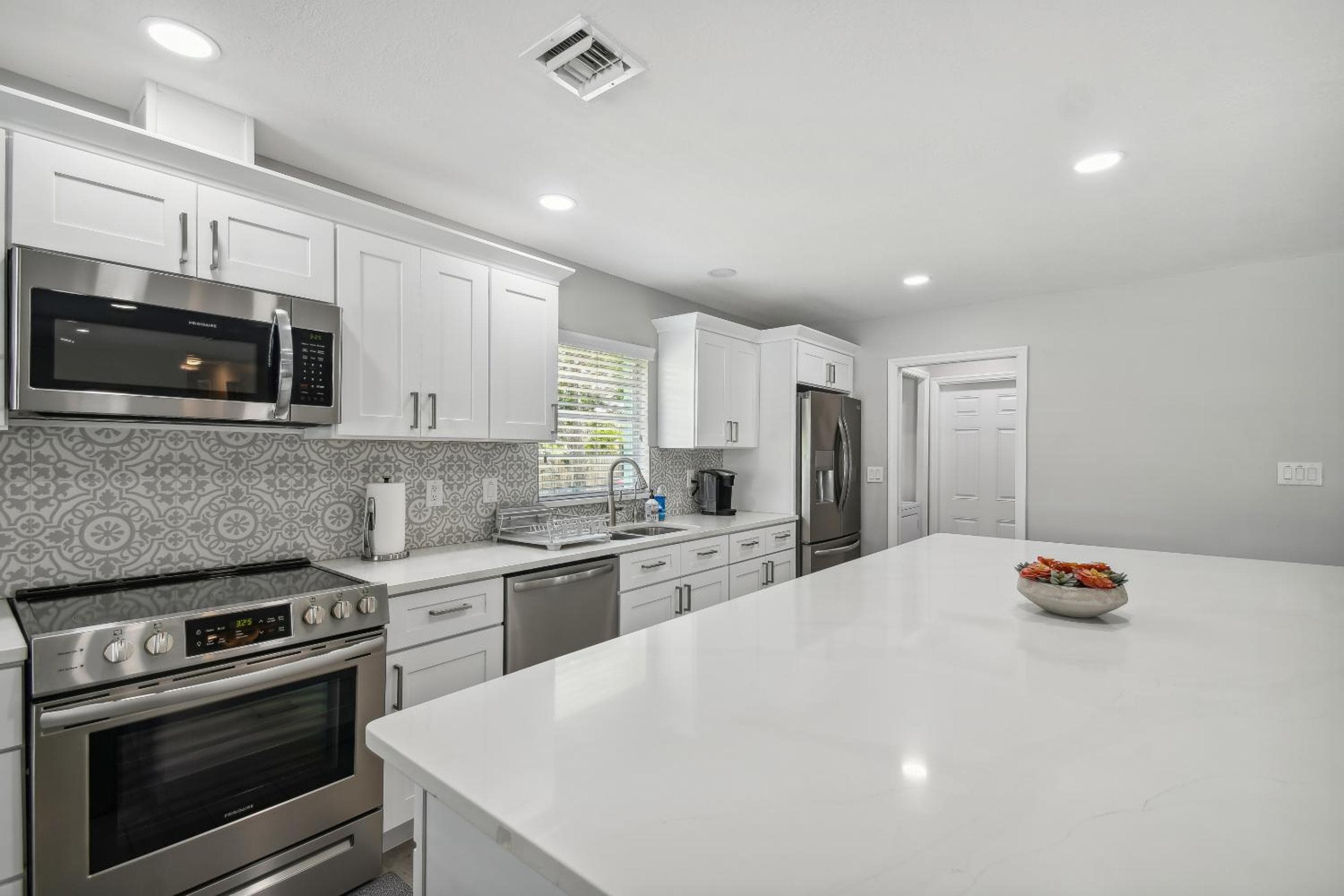Lake House Westchase area. Heated Pool Waterfront! — 21