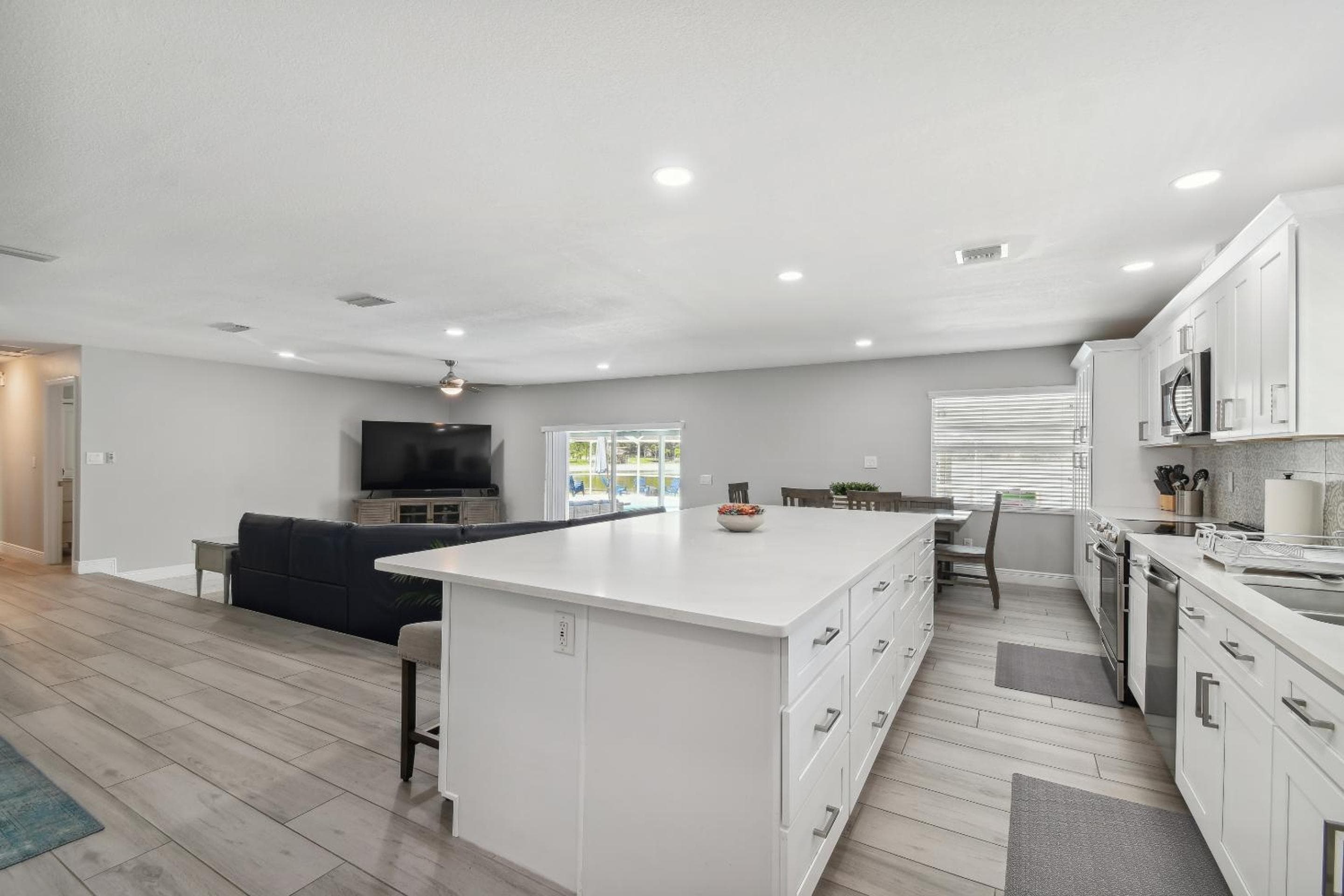 Lake House Westchase area. Heated Pool Waterfront! — 24