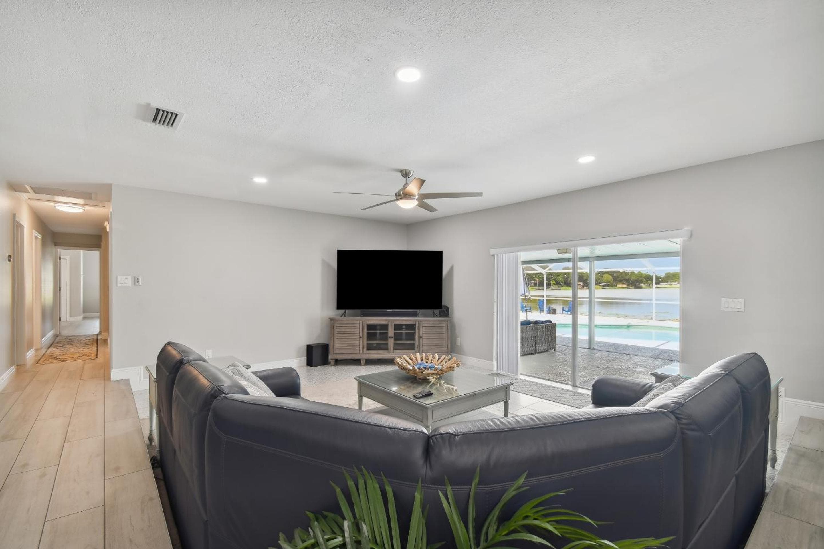 Lake House Westchase area. Heated Pool Waterfront! — 4