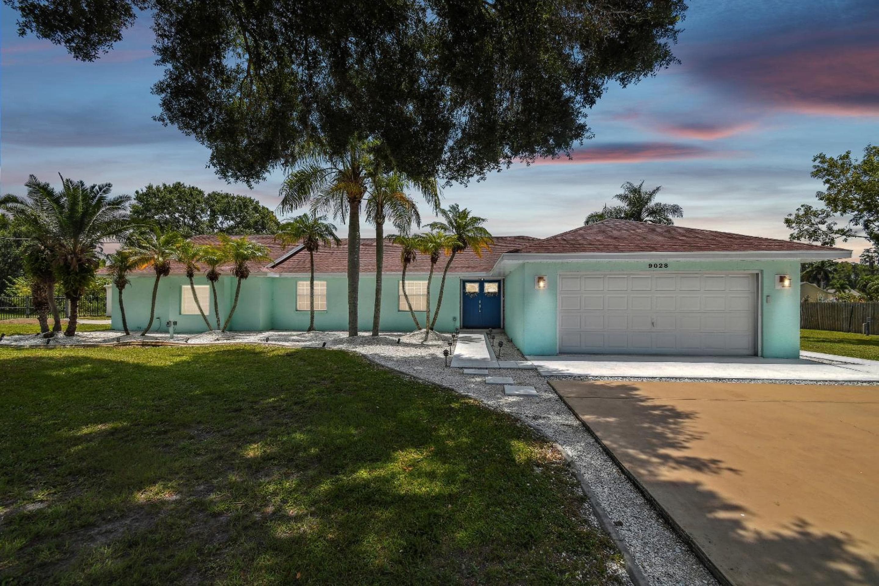 Lake House Westchase area. Heated Pool Waterfront! — 1