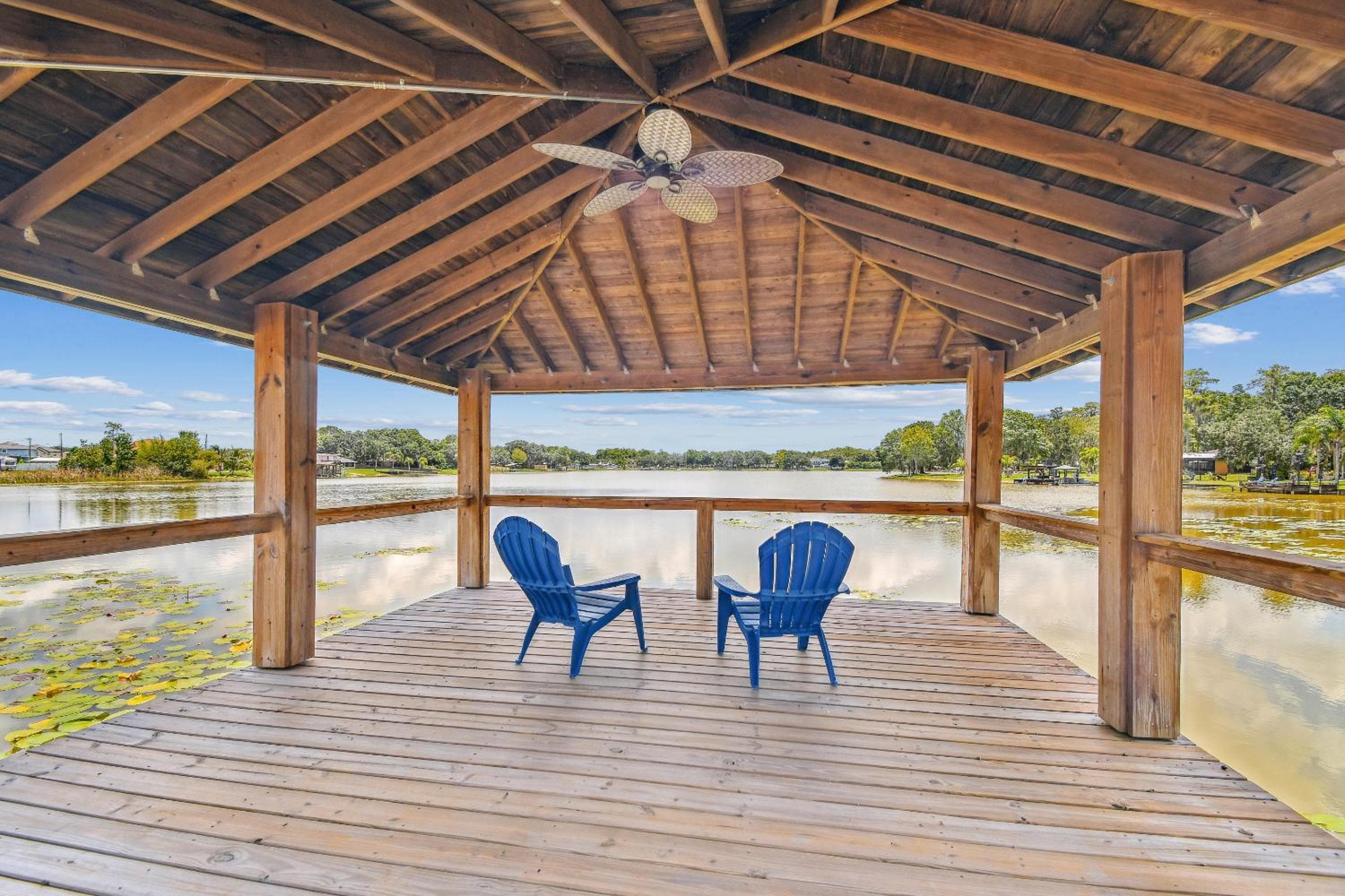 Lake House Westchase area. Heated Pool Waterfront! — 2