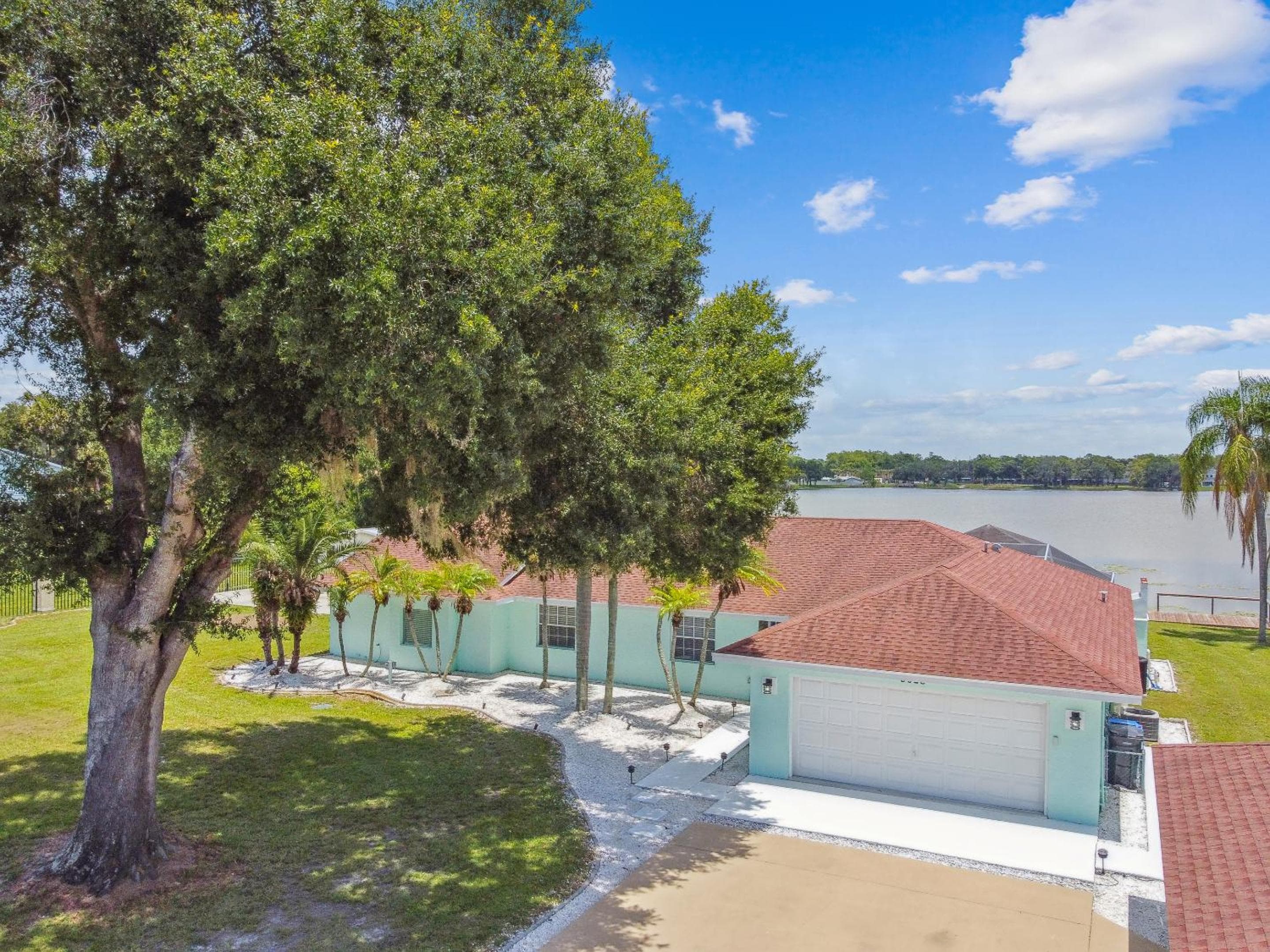 Lake House Westchase area. Heated Pool Waterfront! — 10