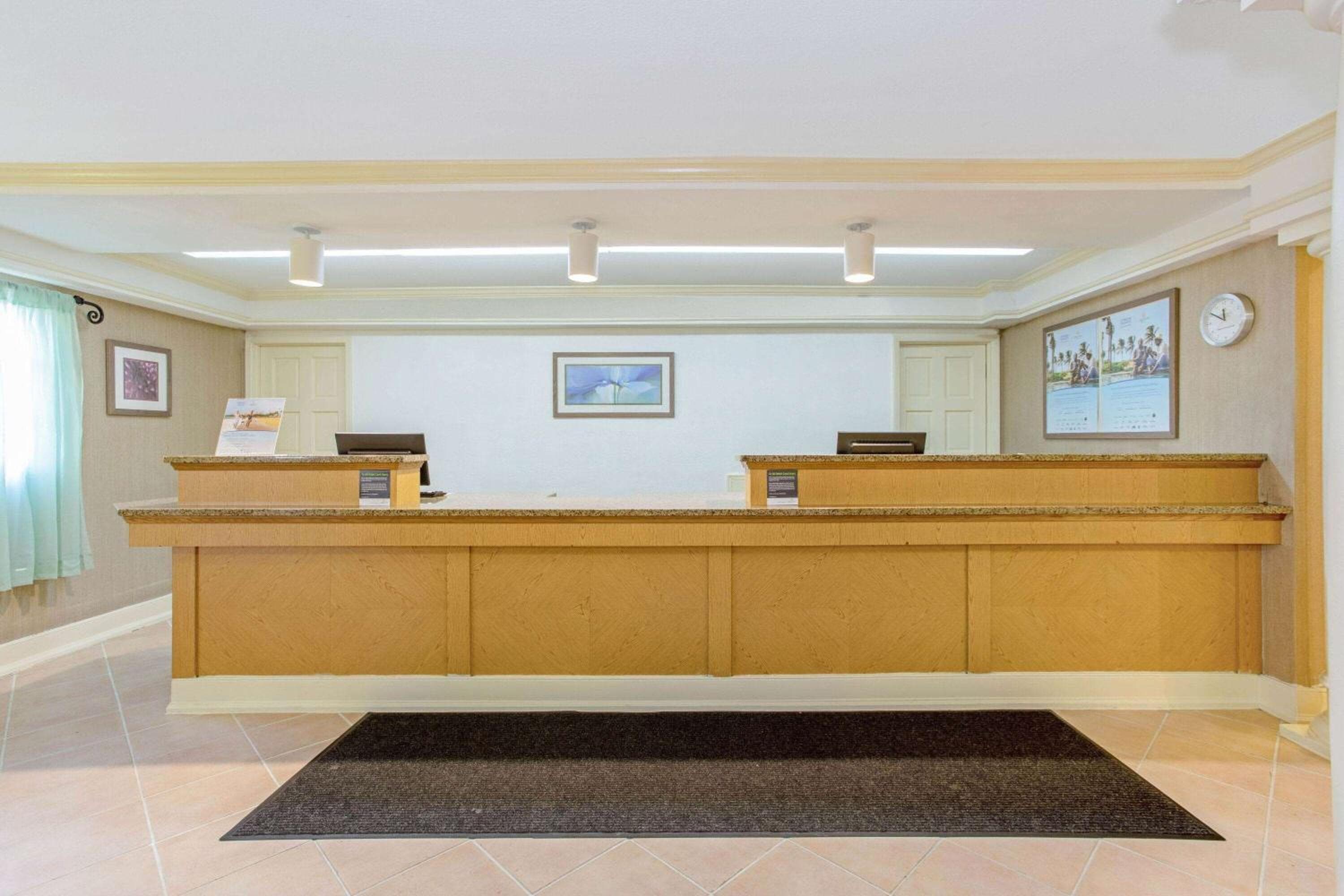 La Quinta Inn by Wyndham Orlando Airport West — 4
