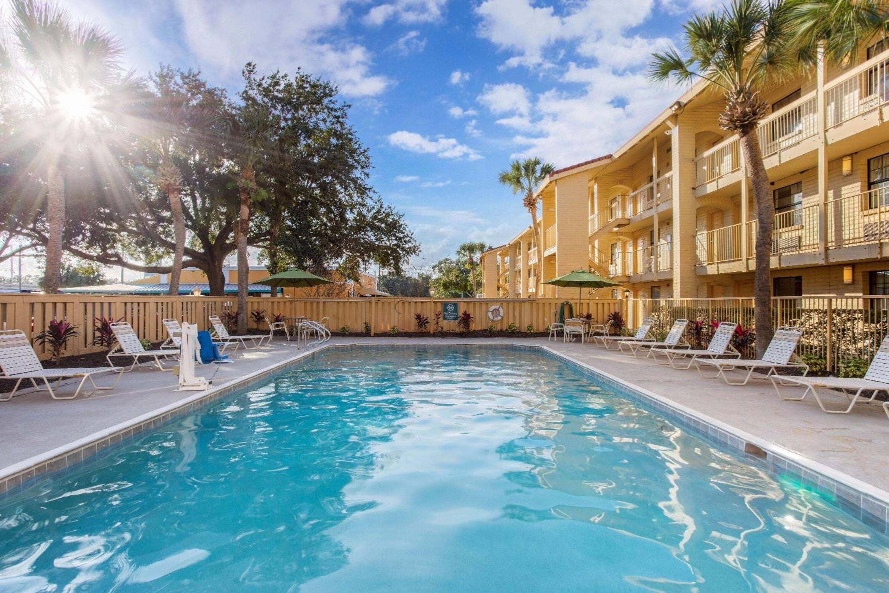 La Quinta Inn by Wyndham Orlando Airport West — 6