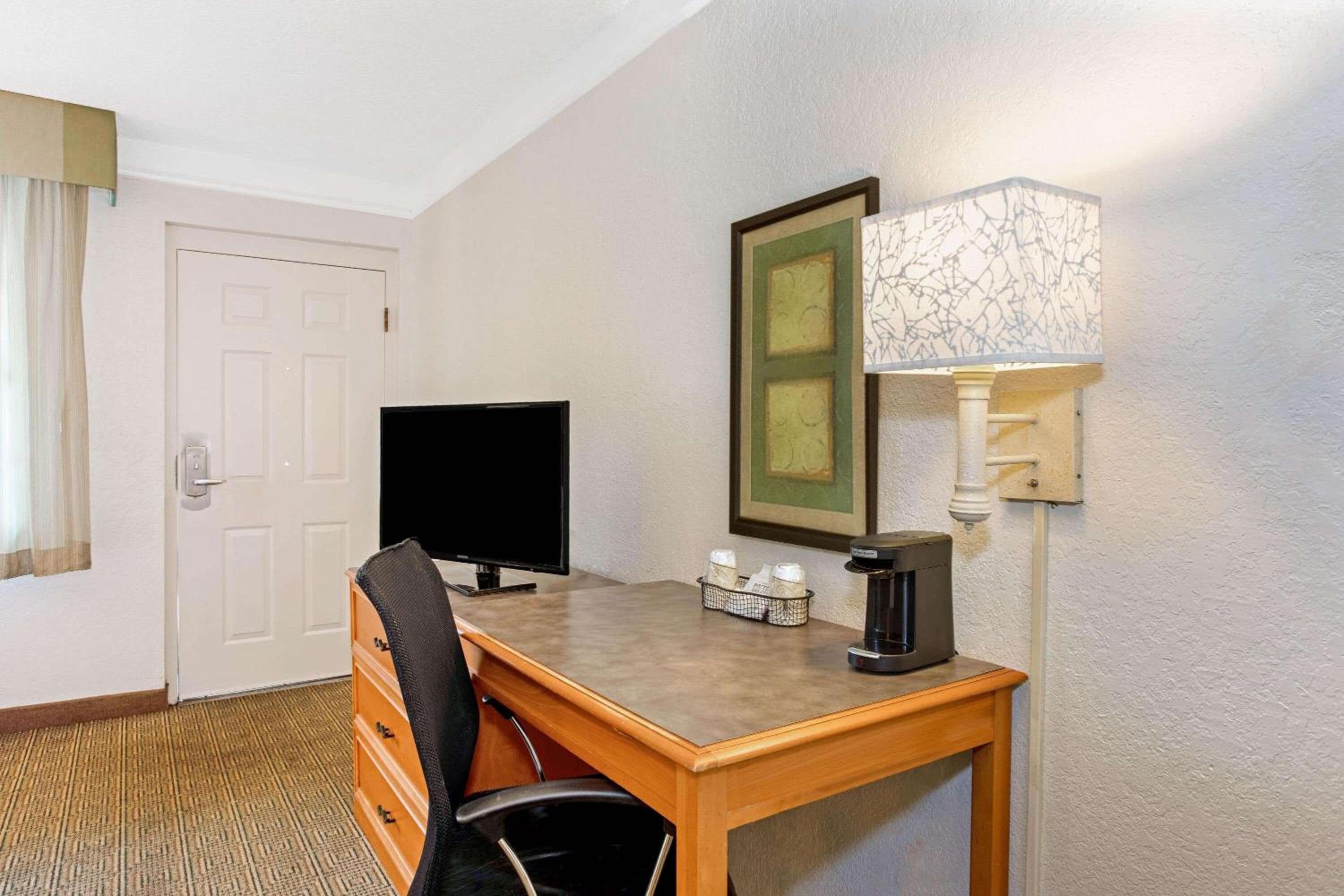 La Quinta Inn by Wyndham Orlando Airport West — 7