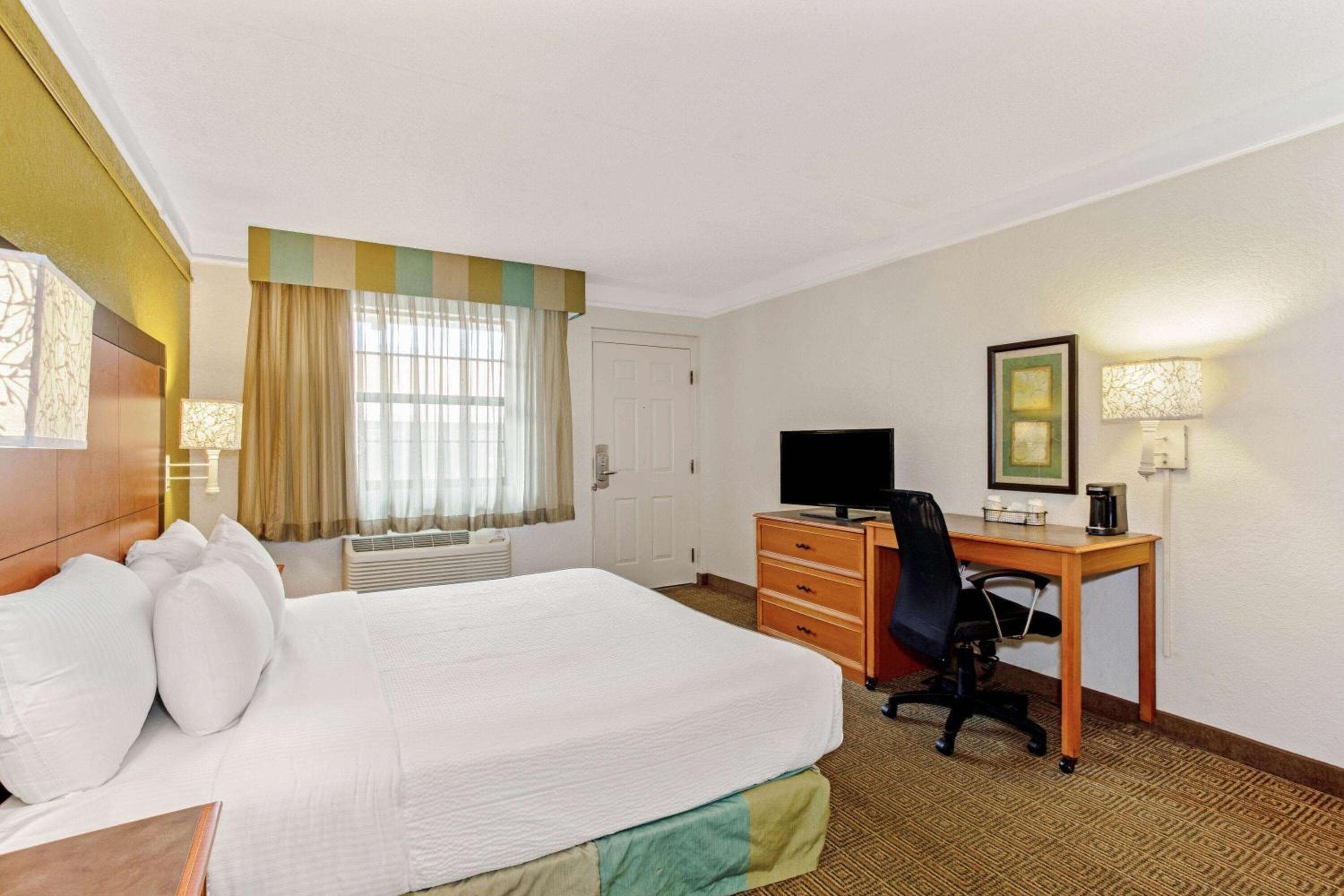 La Quinta Inn by Wyndham Orlando Airport West — 17