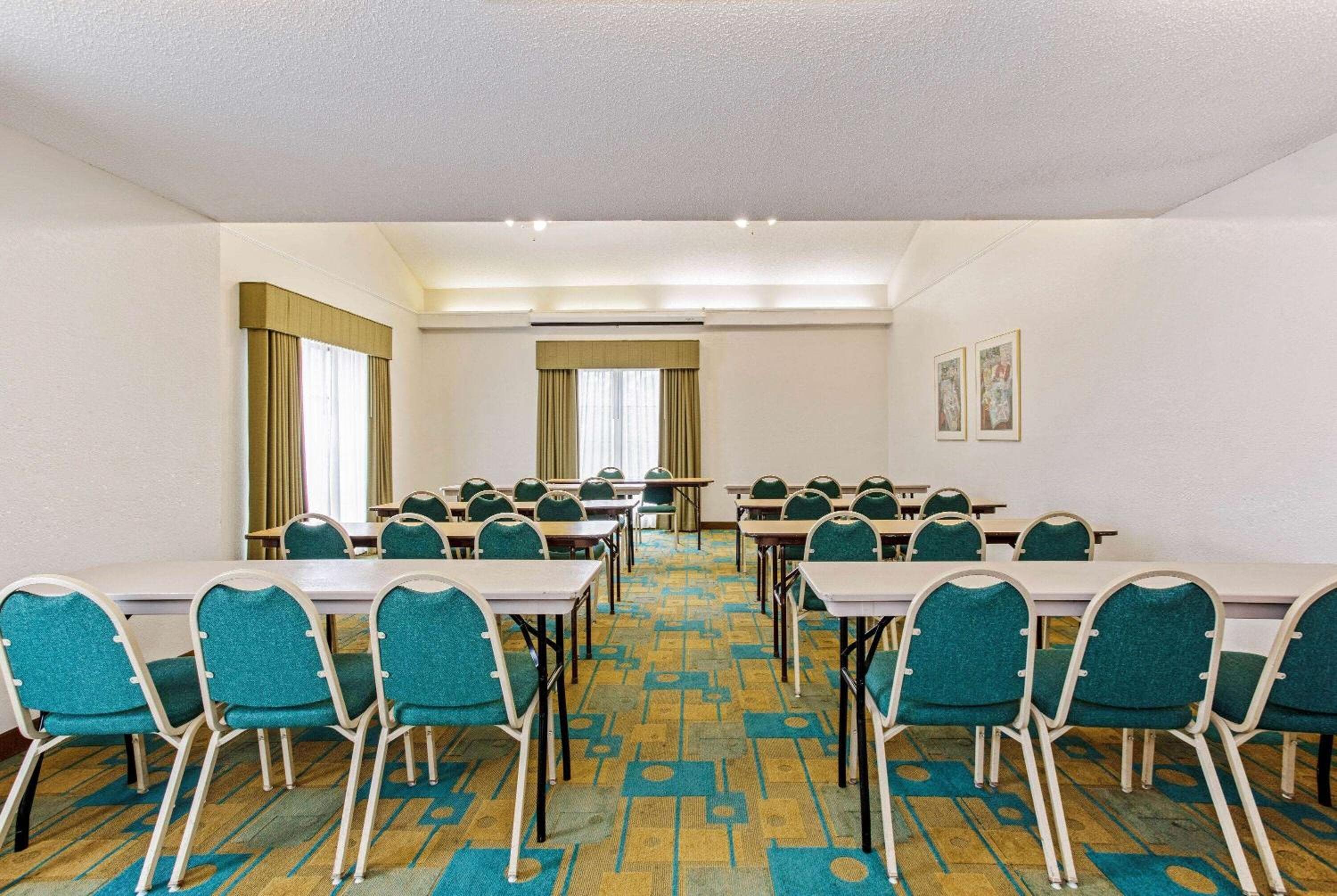 La Quinta Inn by Wyndham Orlando Airport West — 20