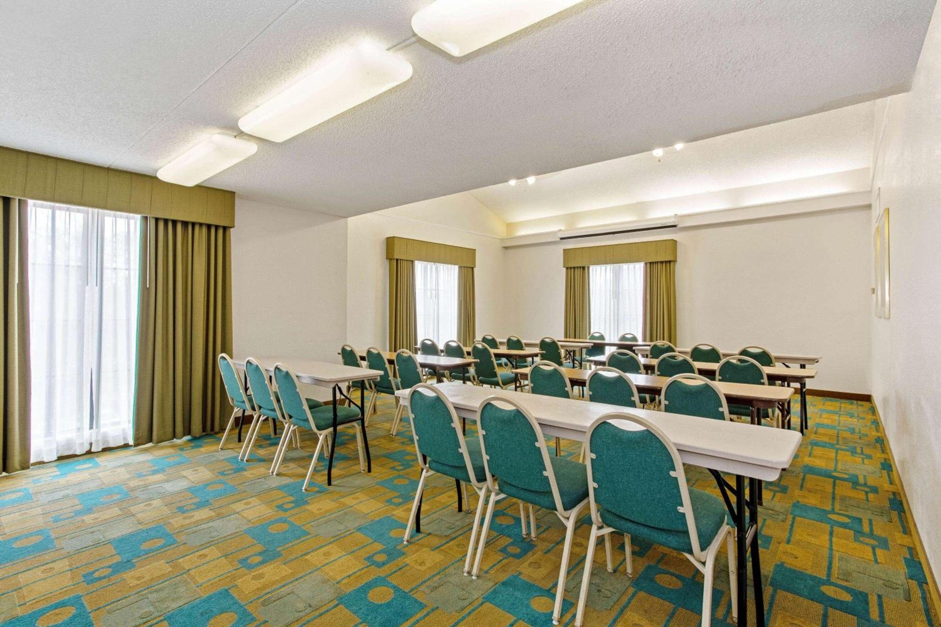 La Quinta Inn by Wyndham Orlando Airport West — 21