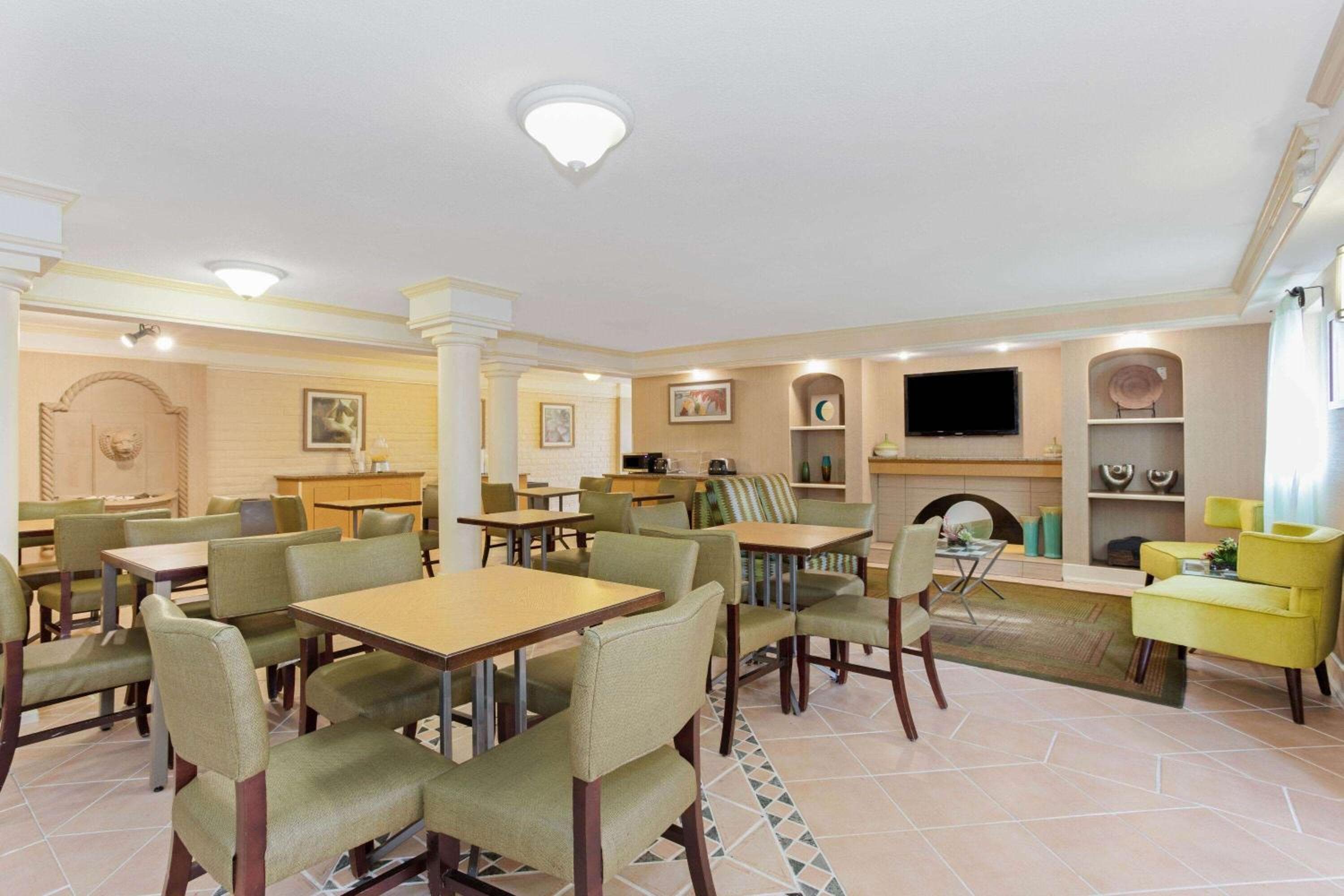 La Quinta Inn by Wyndham Orlando Airport West — 23