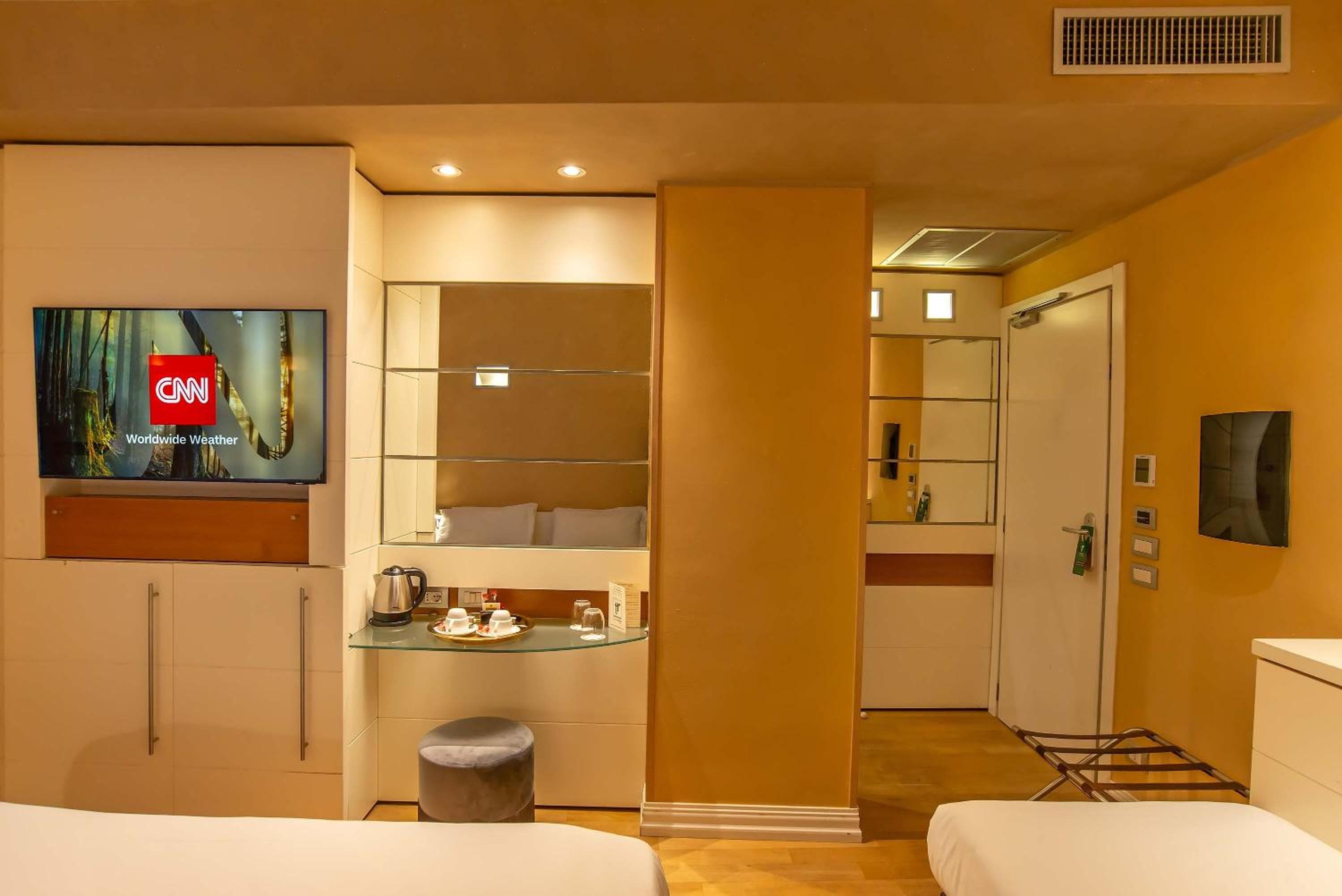 Hotel White — 14